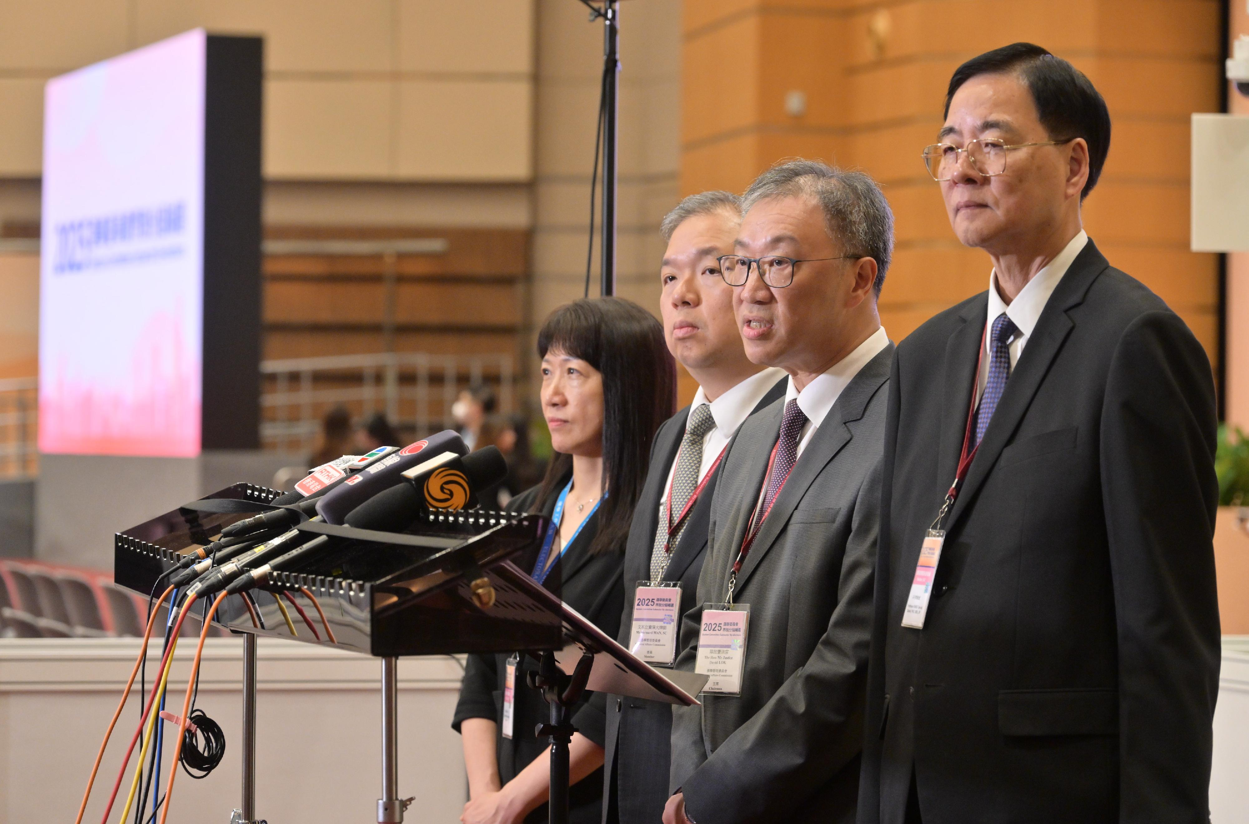 選舉管理委員會（選管會）主席陸啟康法官（右二）今日（九月七日）晚上在設於香港會議展覽中心的二○二五年選舉委員會界別分組補選新聞中心會見傳媒，總結補選情況。旁為選管會委員石丹理教授（右一）和文本立資深大律師（左二），以及選舉事務處總選舉事務主任陳淑華（左一）。