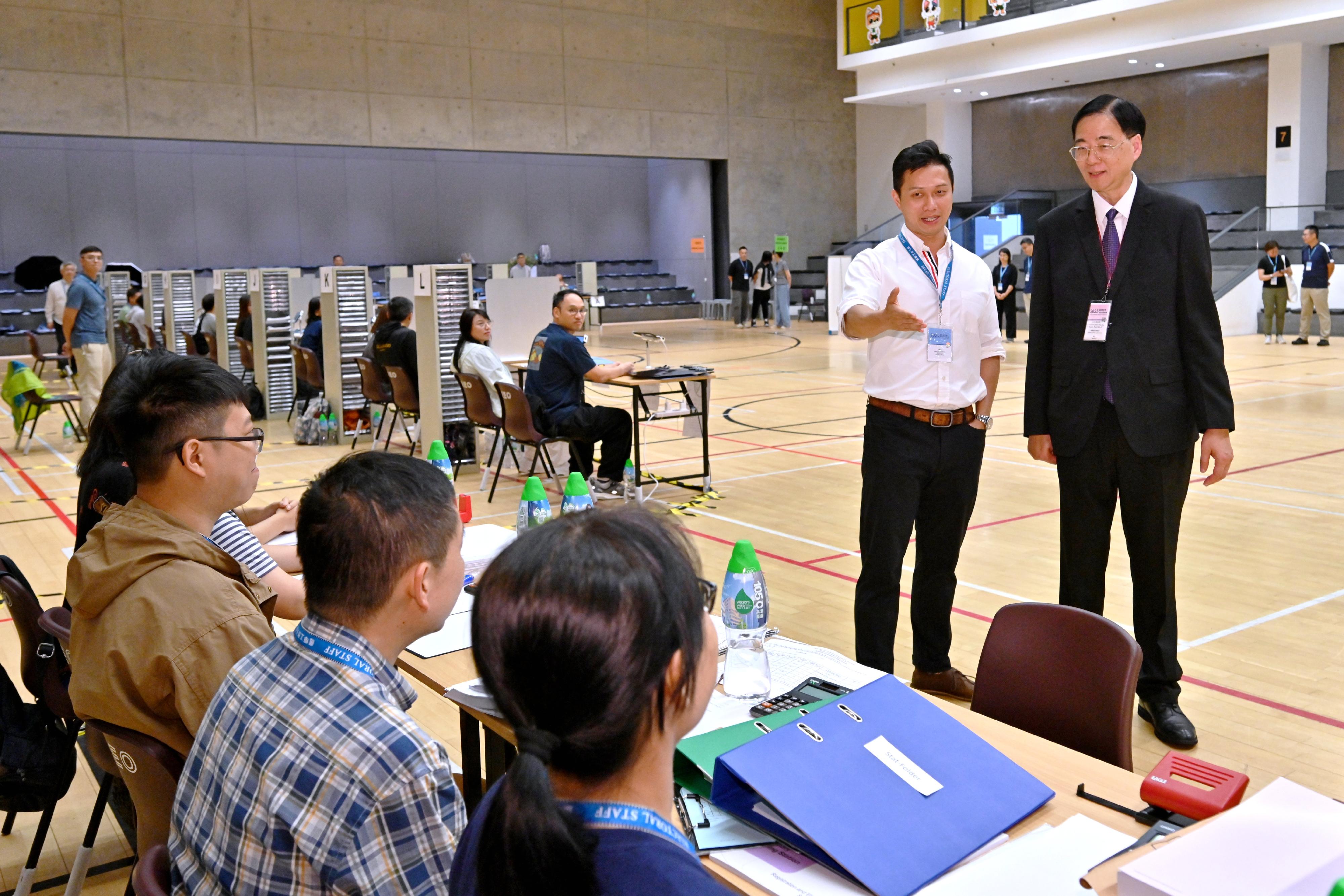 The Electoral Affairs Commission member Professor Daniel Shek (right) visits the polling station of the 2025 Election Committee Subsector By-elections located in Che Kung Temple Sports Centre this afternoon (September 7) to observe how electoral activities are conducted.