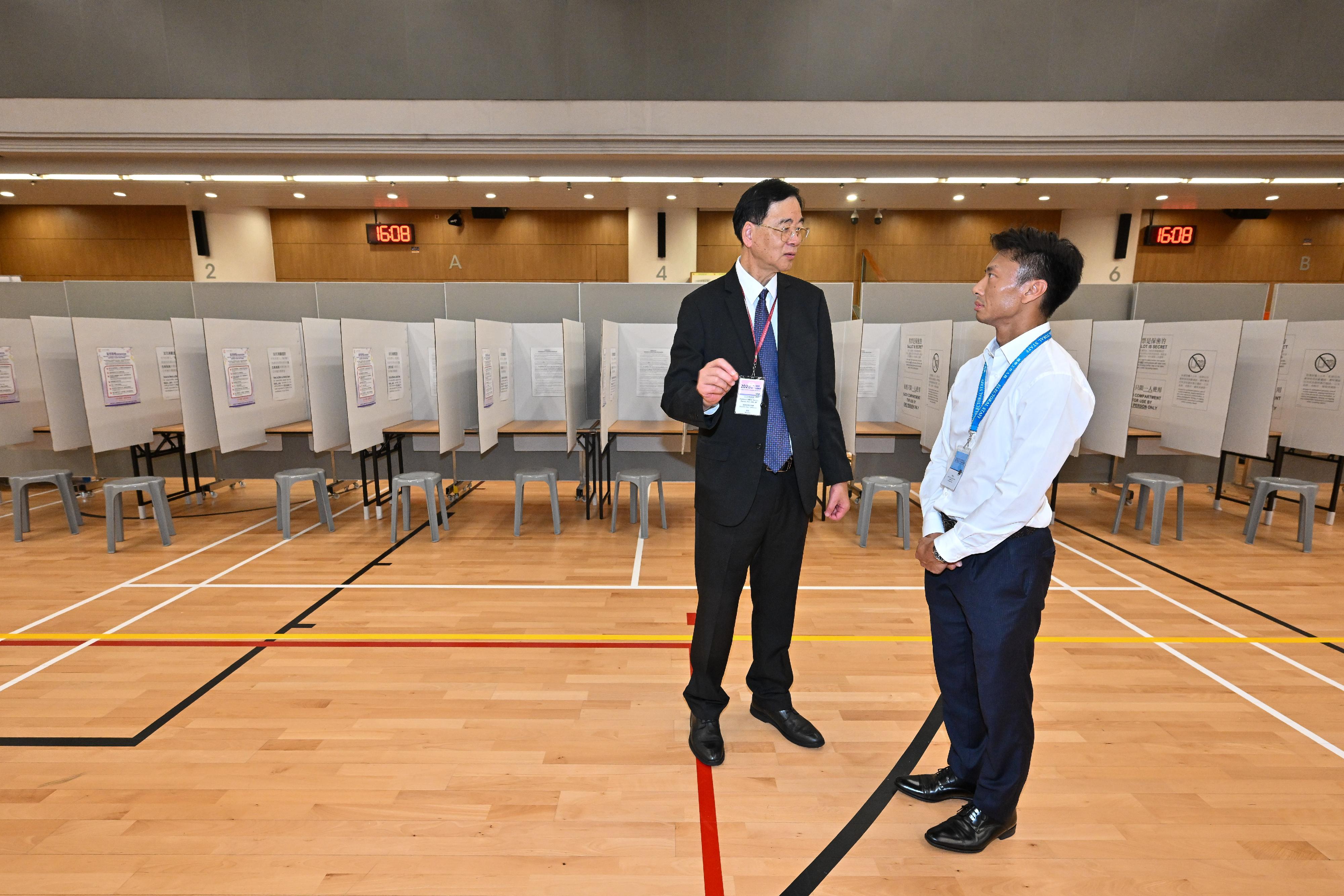 The Electoral Affairs Commission member Professor Daniel Shek (left) visits the polling station of the 2025 Election Committee Subsector By-elections located in Tiu Keng Leng Sports Centre this afternoon (September 7) to observe how electoral activities are conducted.