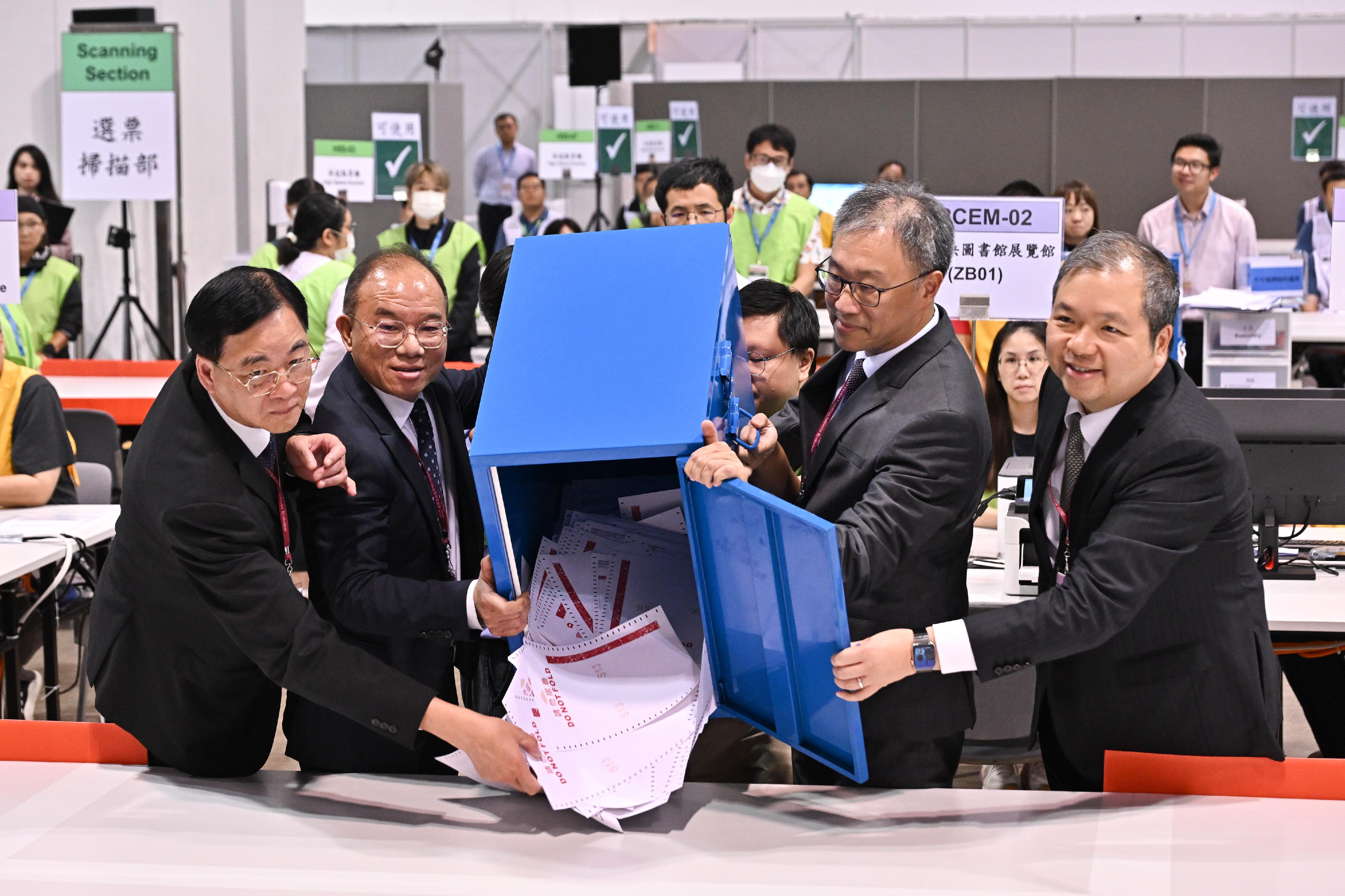 The Chairman of the Electoral Affairs Commission (EAC), Mr Justice David Lok (second right), and the Secretary for Constitutional and Mainland Affairs, Mr Erick Tsang Kwok-wai (second left), today (September 7) empty a ballot box at the Central Counting Station of the 2025 Election Committee Subsector By-elections located at the Hong Kong Convention and Exhibition Centre. Also present are EAC members Professor Daniel Shek (first left) and Mr Bernard Man, SC (first right).