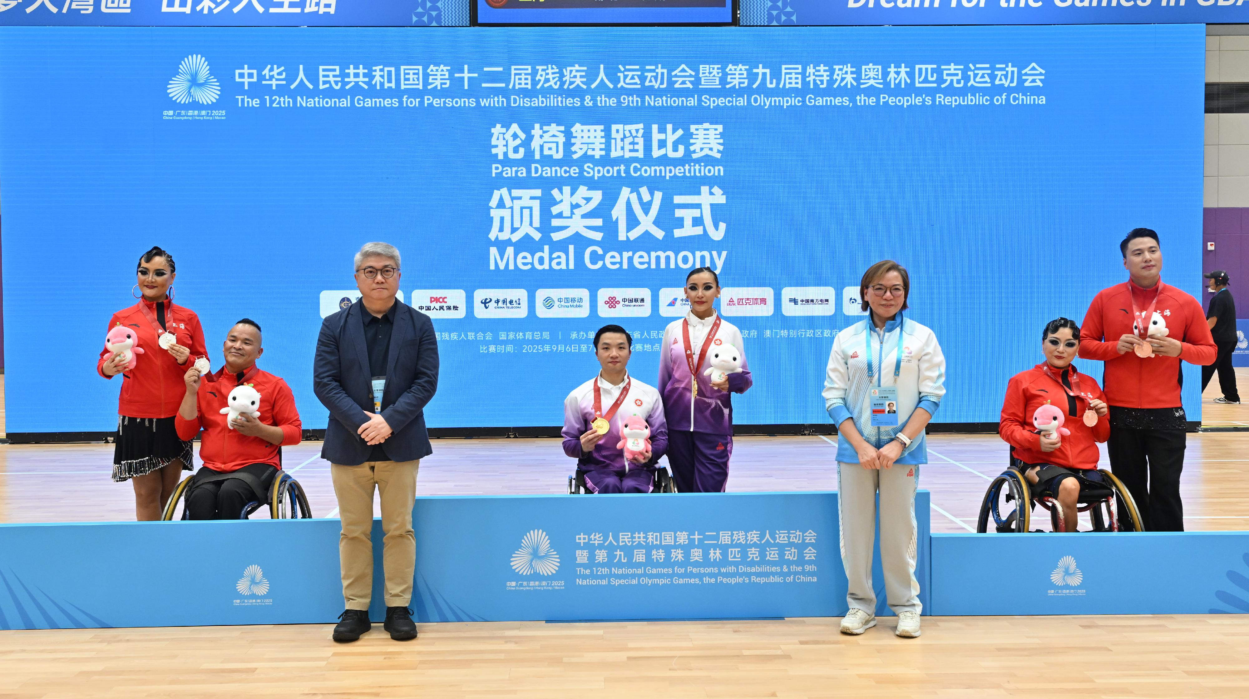 The mass participation para dance sport competition of the 12th National Games for Persons with Disabilities (NGD) and the 9th National Special Olympic Games (NSOG) was held at Ma On Shan Sports Centre today (September 6). Photo shows the Head of the Preparatory Office for the 15th National Games, 12th NGD and 9th NSOG in Macao, Mr Pun Weng-kun (front row, left); and the Chairperson of the China Hong Kong Para Dance Sport Association, Ms Evina Wong (front row, right), presenting awards to the winning teams of Combi Latin Dance 3-Dance competition.