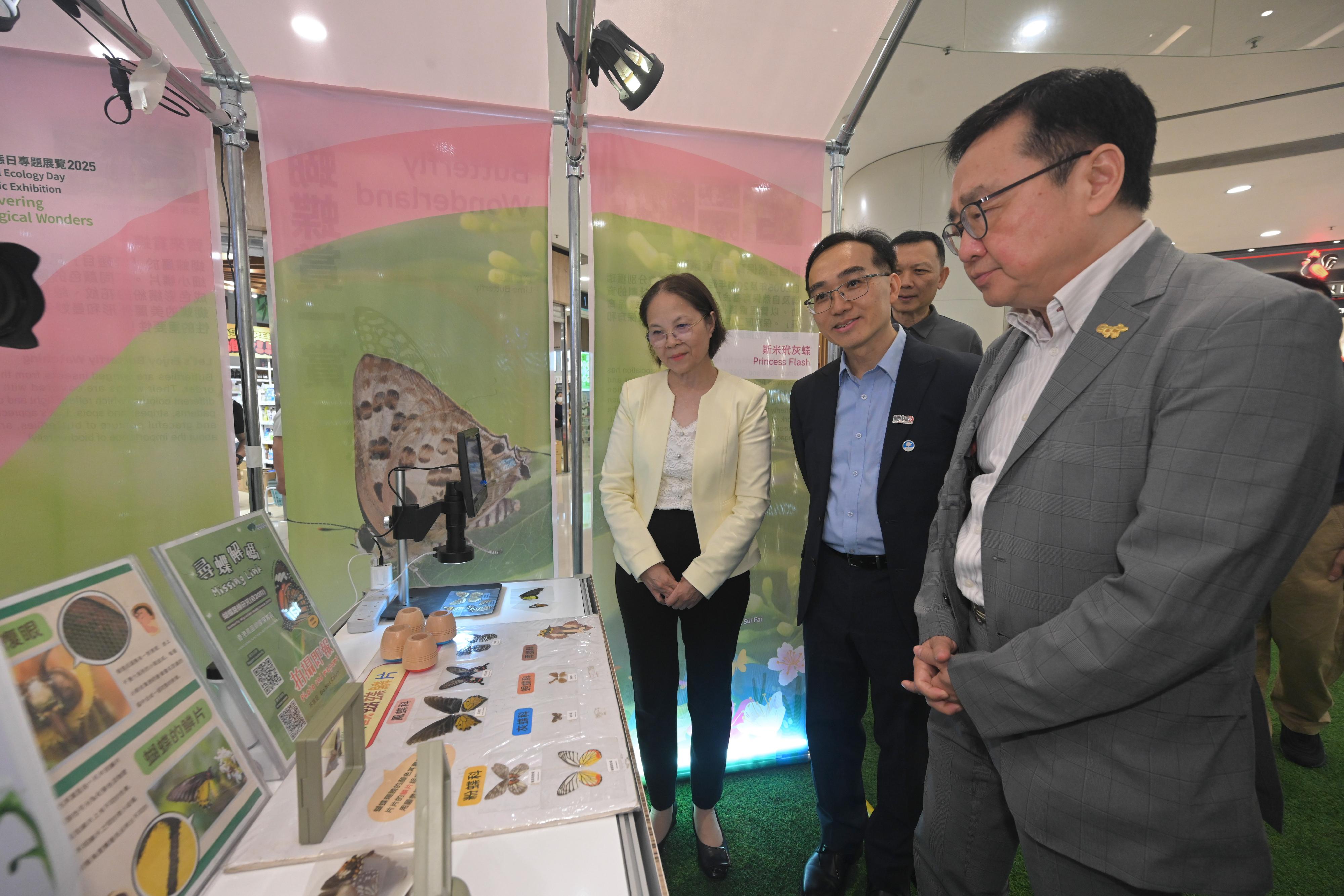 The Countryside Conservation Office under the Environment and Ecology Bureau is holding the "Discovering Ecological Wonders" National Ecology Day Thematic Exhibition 2025 starting today (September 9) in celebration of the third National Ecology Day. Photo shows the Under Secretary for Environment and Ecology, Miss Diane Wong (first left); the Chairman of the Environment and Conservation Fund Committee, Dr Eric Cheng (first right); and the Vice-chairman of the Environmental Campaign Committee, Mr Wong Chi-keung (second left), visiting the Butterfly Wonderland zone of the exhibition.