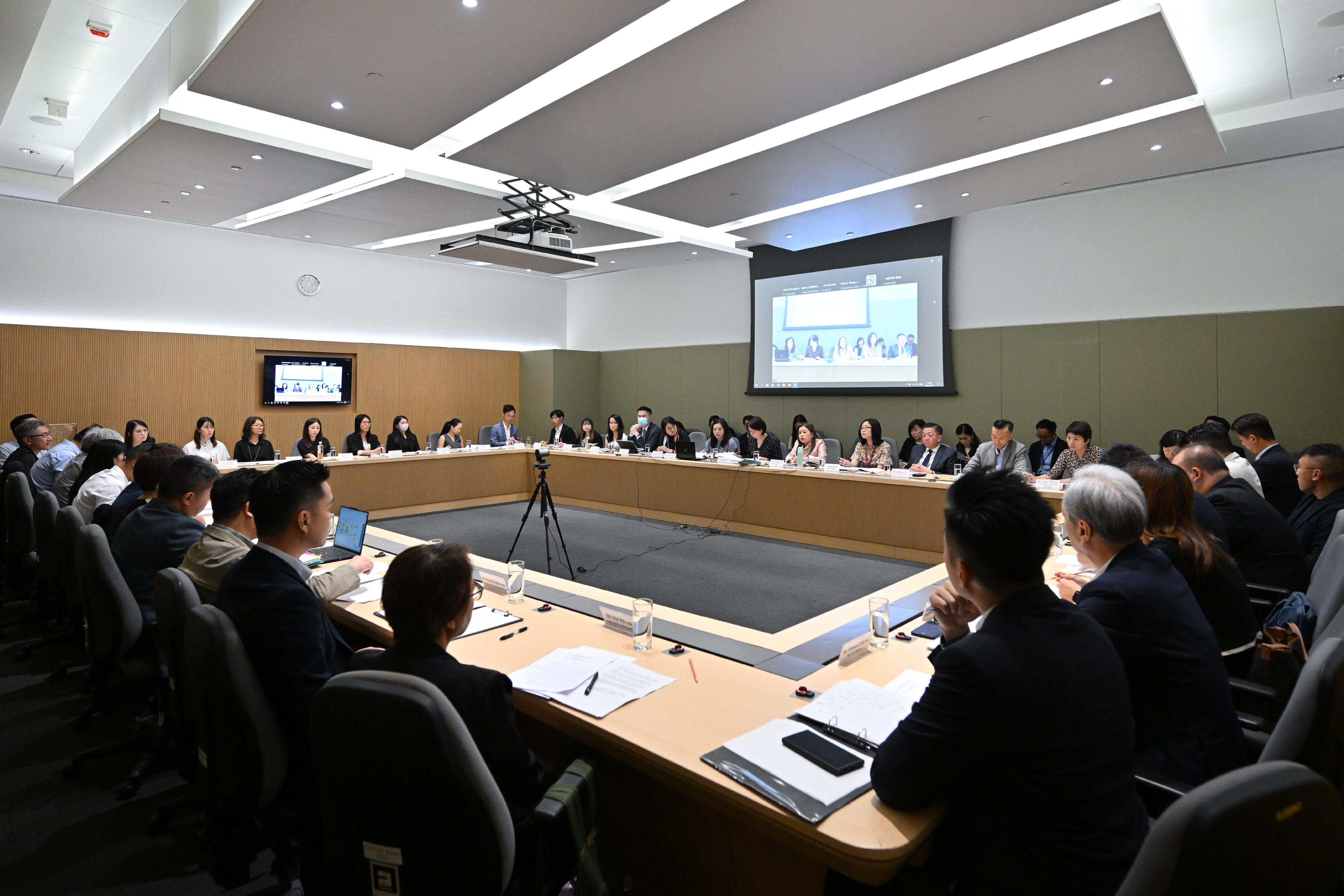 文化體育及旅遊局今日﹙九月九日﹚召開會議，統籌十月一日至八日內地國慶黃金周期間接待訪港旅客的預備工作。
