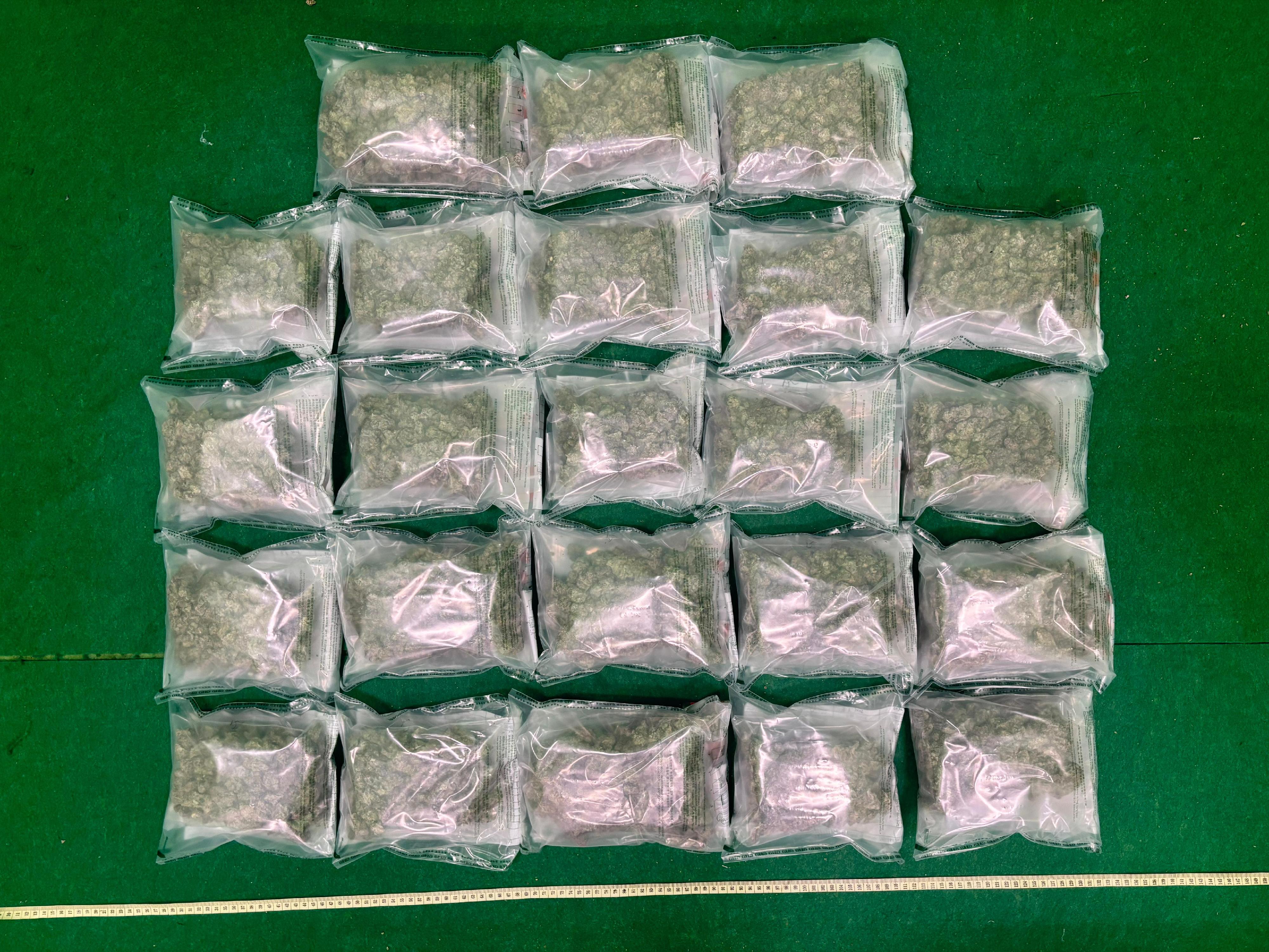 香港海關昨日（九月八日）在香港國際機場檢獲約六公斤懷疑大麻花，估計市值約一百三十萬元。圖示檢獲的懷疑大麻花。
