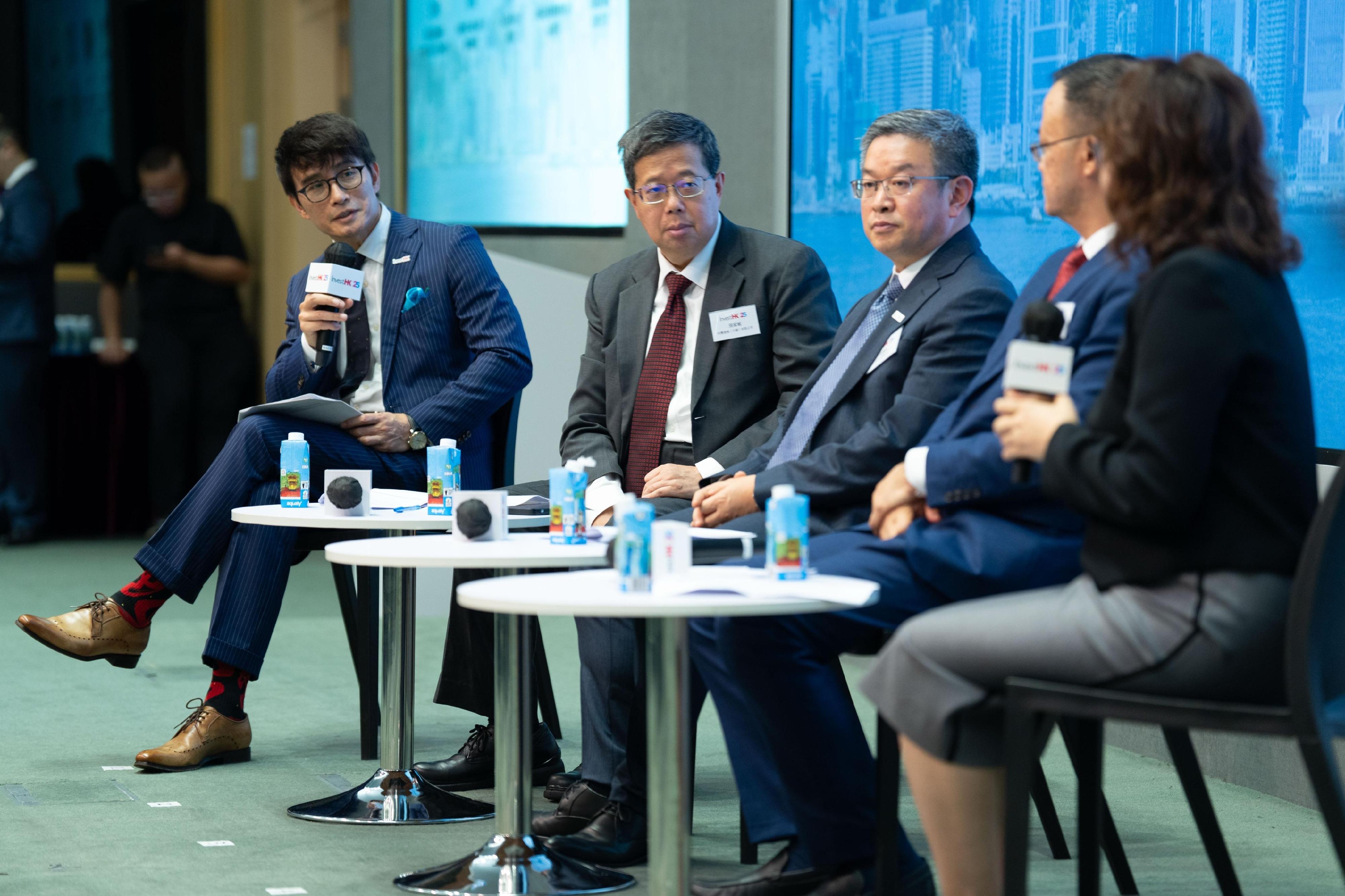 投資推廣署（投資署）今日（九月九日）舉辦「香港：內地企業全球化首選平台」研討會。圖示投資署運輸及物流／工業總裁王國藩（左一）主持「全球變局中跨國供應鏈發展戰略」主題討論。