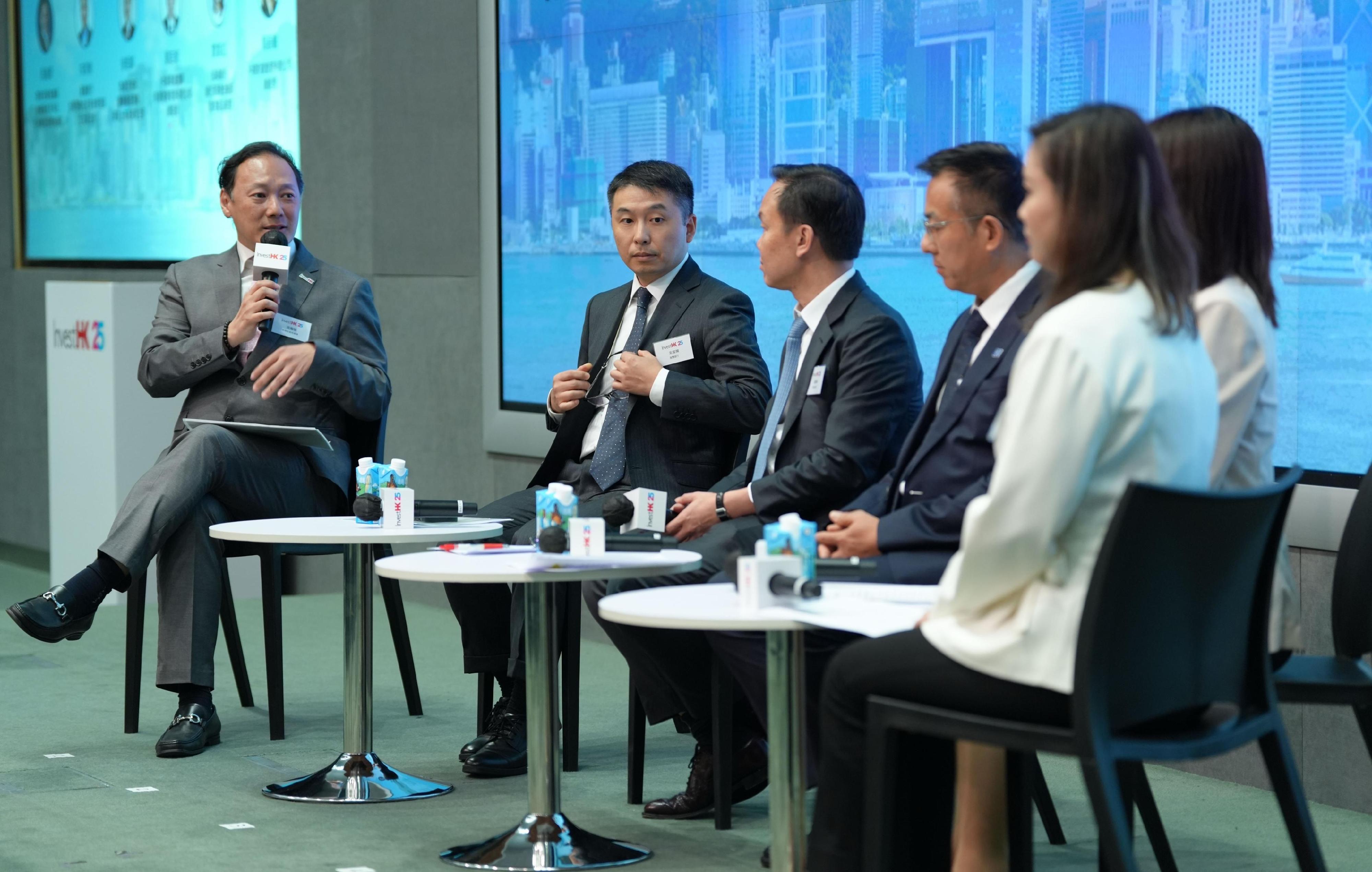 投資推廣署（投資署）今日（九月九日）舉辦「香港：內地企業全球化首選平台」研討會。圖示投資署金融服務及科技、可持續發展環球總裁梁瀚璟（左一）主持「香港金融優勢賦能內地企業全球化經營」主題討論。