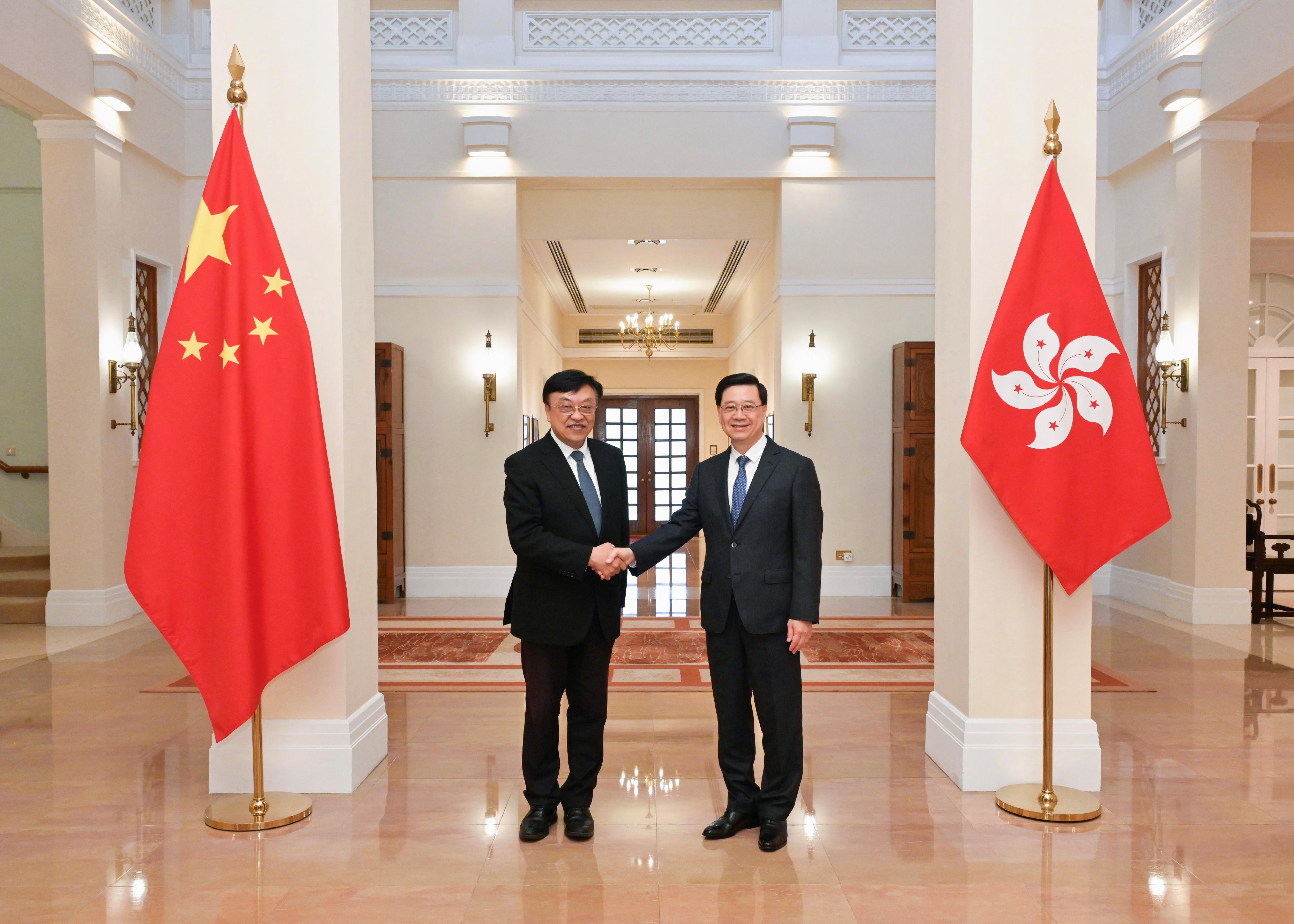 行政長官李家超（右）今日（九月九日）在禮賓府與海南省委書記馮飛（左）會面。