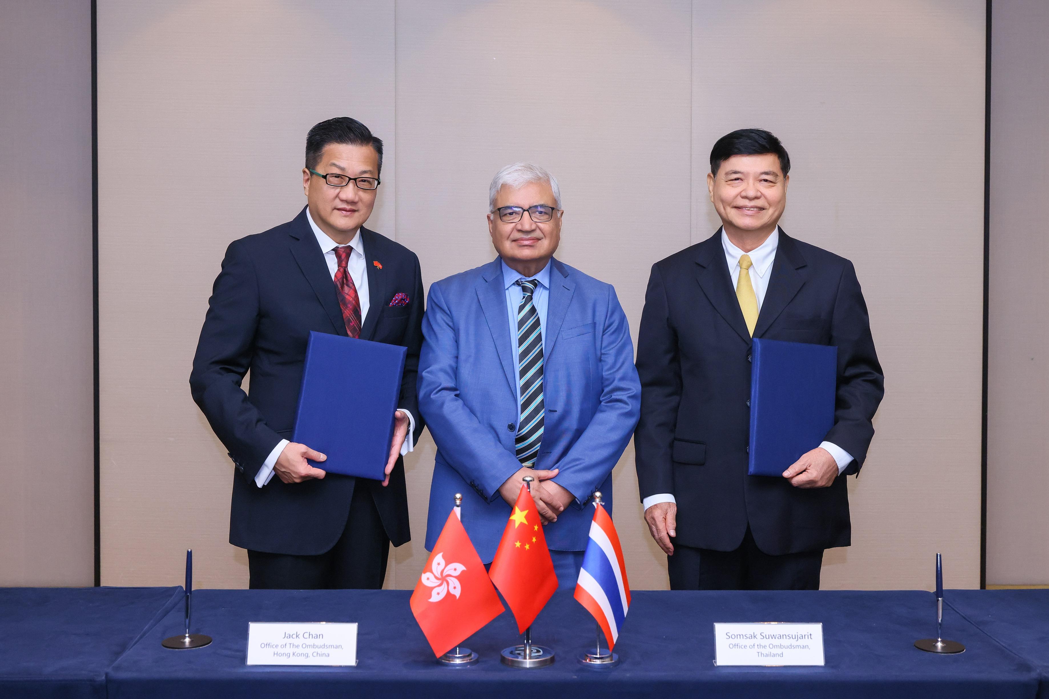 The Ombudsman, Mr Jack Chan (left), today (September 9) signed a Memorandum of Understanding on Bilateral Co-operation with the Chief Ombudsman of Thailand, Mr Somsak Suwansujarit (right), witnessed by the President of AOA and Federal Ombudsman, Pakistan, Mr Ejaz Ahmad Qureshi.