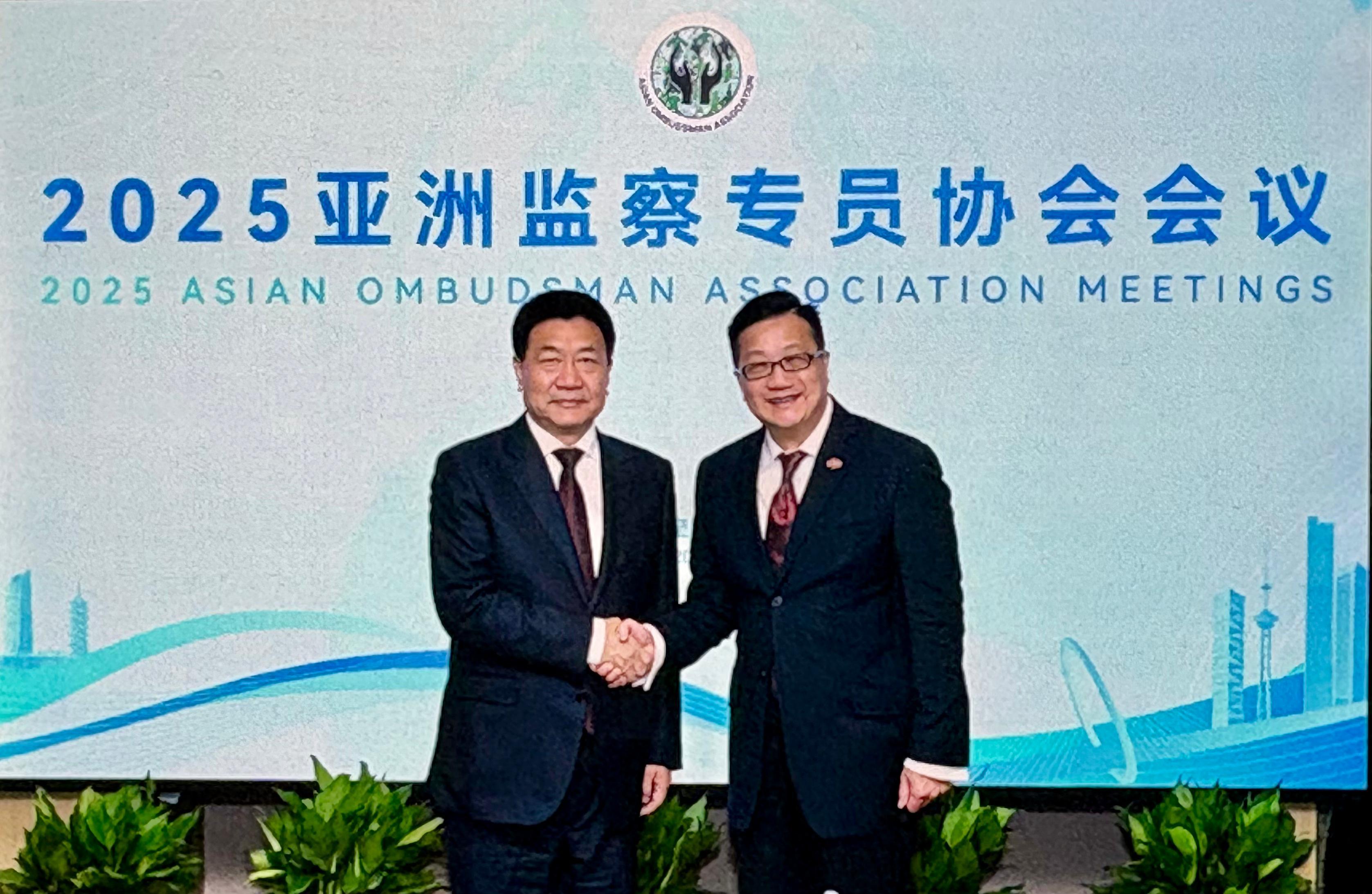 The Ombudsman, Mr Jack Chan, attended the annual Board of Directors Meeting and the 18th General Assembly of Asia Ombudsman Association held in Nanjing today (September 9). During the meeting, Mr Chan (right), met with Deputy Secretary of the Communist Party of China Central Commission for Discipline Inspection and Vice Chairman of the National Commission of Supervision, Mr Fu Kui (left).