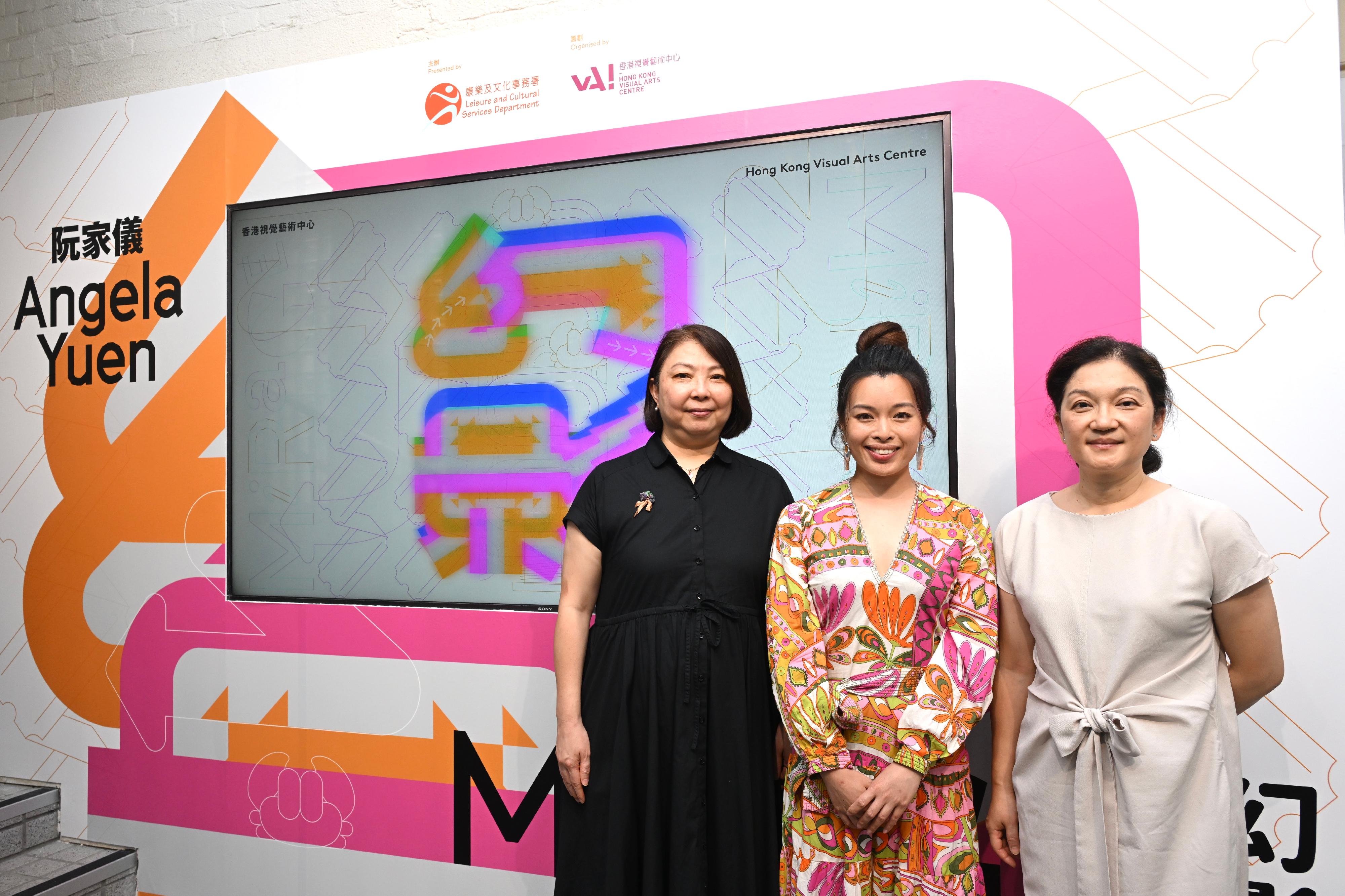 香港視覺藝術中心今日（九月十日）起推出新展覽「幻影」，展出香港藝術家阮家儀兩組全新裝置作品。圖示藝術推廣辦事處總監胡佩珊（左）、館長（交流與拓展）俞俏（右）和阮家儀（中）。