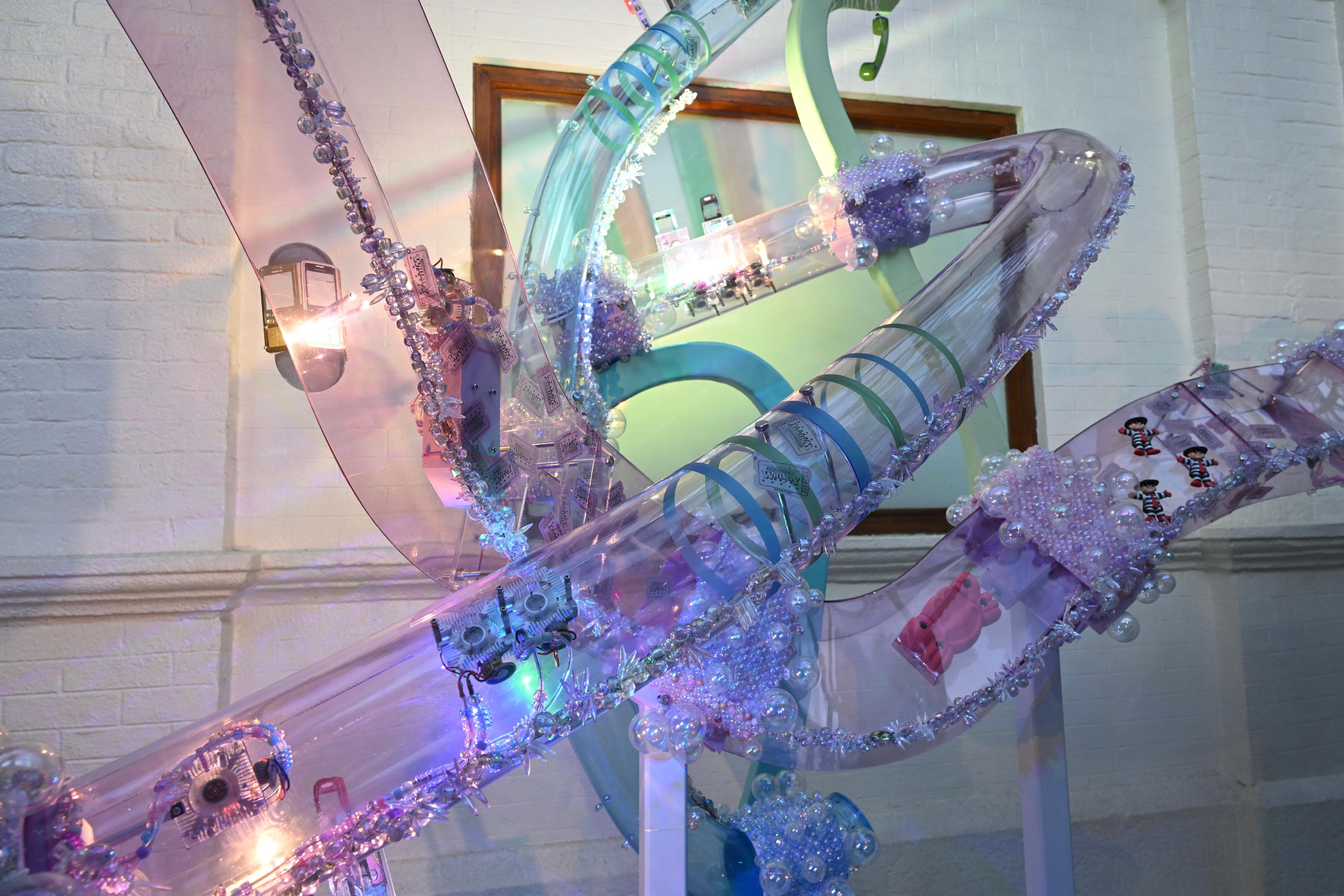 香港視覺藝術中心今日（九月十日）起推出新展覽「幻影」，展出香港藝術家阮家儀兩組全新裝置作品。圖示作品《幻影》融合動態光影與承載集體記憶的舊物，喚起觀眾對城市公共空間的記憶。


