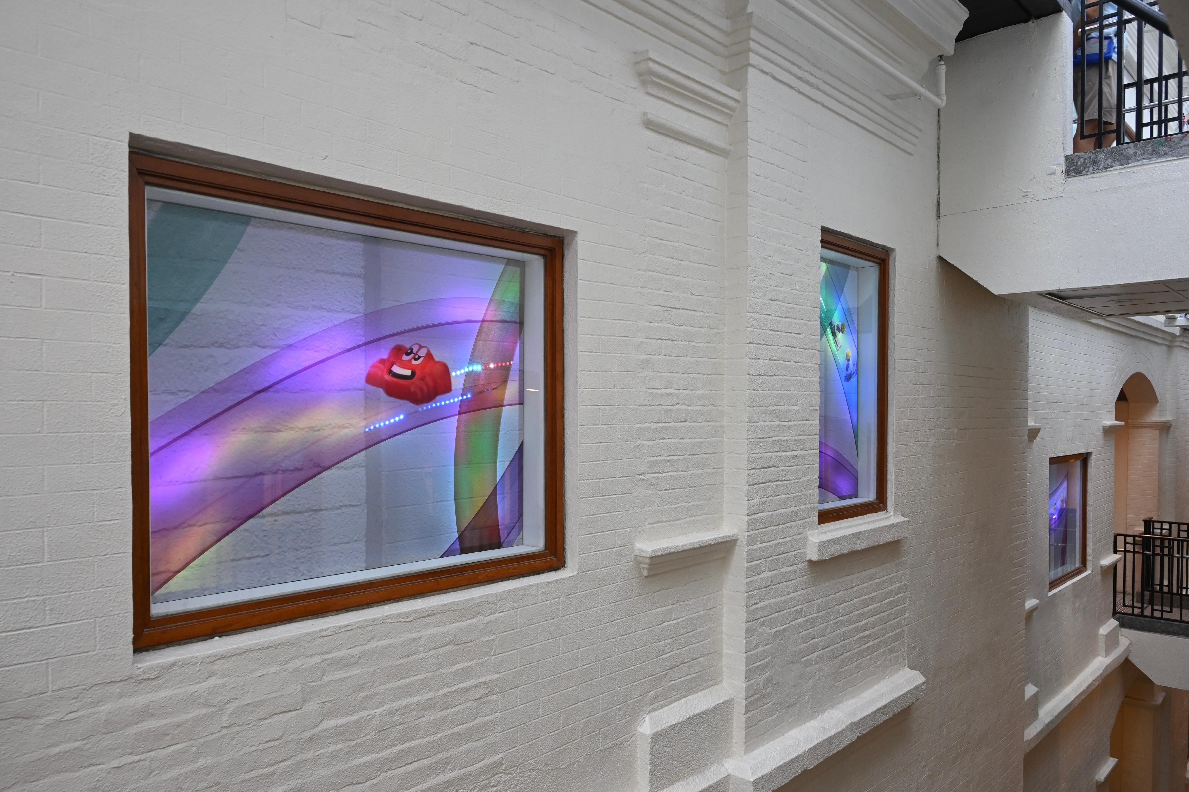 香港視覺藝術中心今日（九月十日）起推出新展覽「幻影」，展出香港藝術家阮家儀兩組全新裝置作品。圖示作品《幻影》延伸到香港視覺藝術中心不同樓層。



