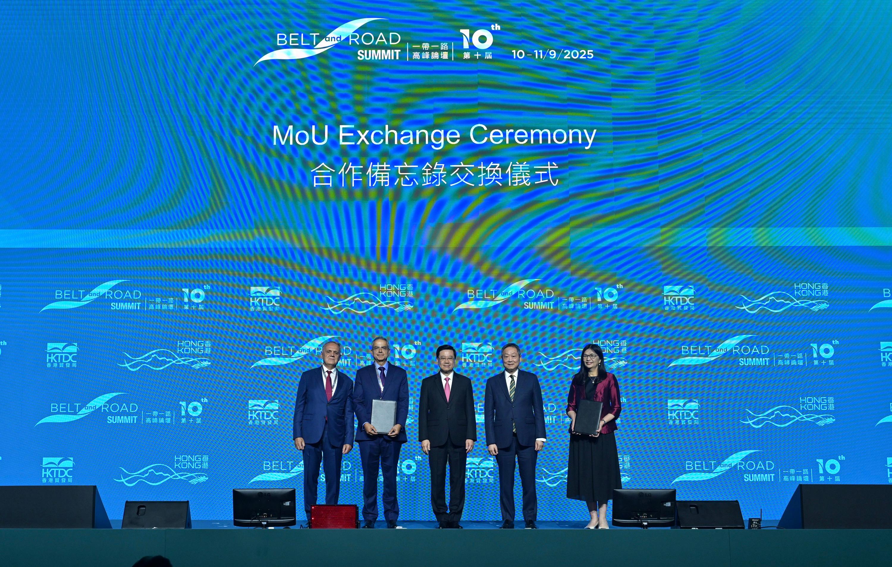 The Chief Executive, Mr John Lee, attended the 10th Belt and Road Summit today (September 10). Photo shows Mr Lee (centre) witnessing the the Chairman of the Securities and Futures Commission (SFC), Dr Kelvin Wong (second right), and the Chief Executive Officer of the SFC, Ms Julia Leung (first right), exchanging the Memorandum of Understanding with representatives from the Financial Services Regulatory Authority of the Abu Dhabi Global Market (first left and second left).