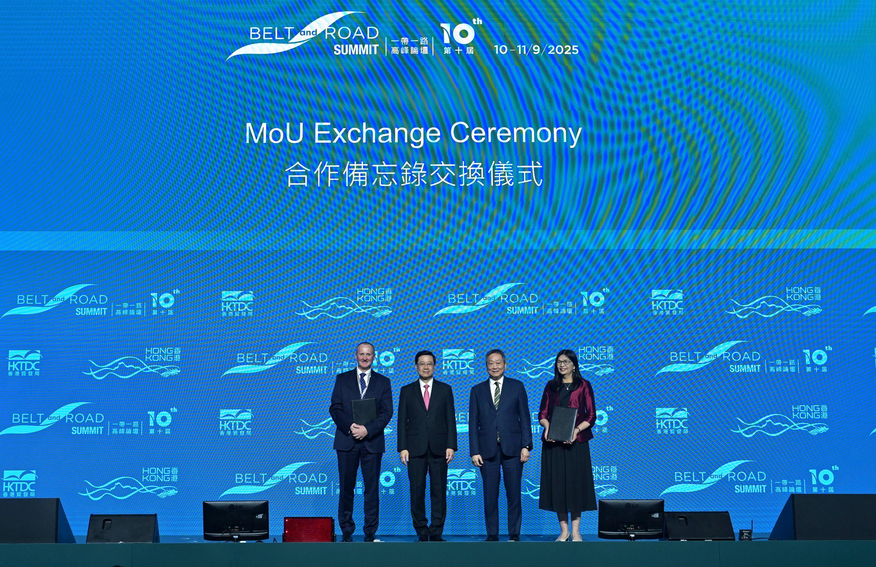 The Chief Executive, Mr John Lee, attended the 10th Belt and Road Summit today (September 10). Photo shows Mr Lee (centre) witnessing the Chairman of the Securities and Futures Commission (SFC), Dr Kelvin Wong (second right), and the Chief Executive Officer of the SFC, Ms Julia Leung (first right), exchanging the Memorandum of Understanding with a representative from the Dubai Financial Services Authority (first left).