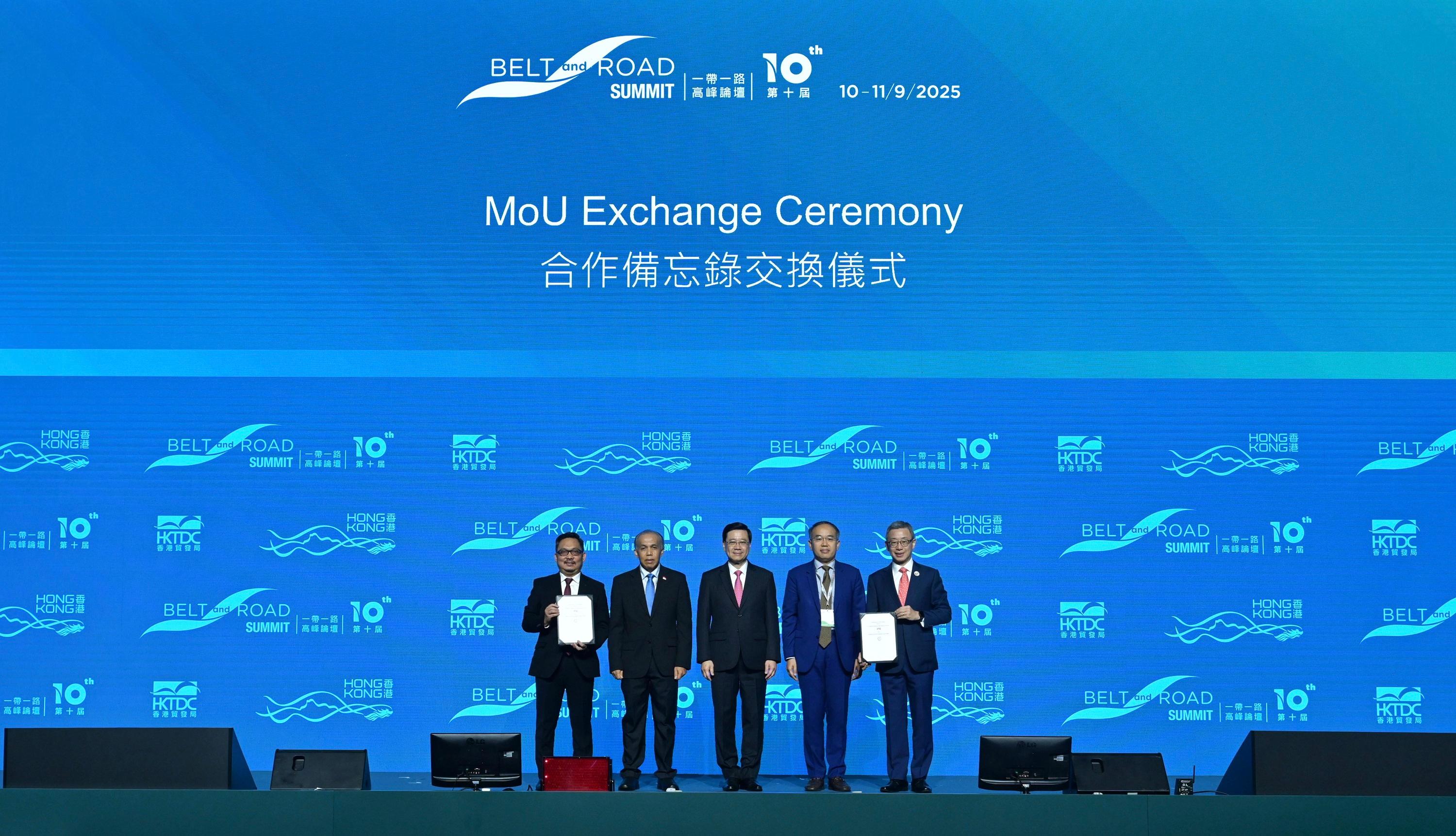 The Chief Executive, Mr John Lee, attended the 10th Belt and Road Summit today (September 10). Photo shows Mr Lee (centre) witnessing the Secretary for Financial Services and the Treasury, Mr Christopher Hui (second right) and the Executive Director of the Financial Services Development Council, Dr Au King-lun (first right), exchanging the Memorandum of Understanding with the Indonesian Consul-General in Hong Kong, Mr Yul Edison (second left), and a representative from Indonesia Financial Group Progress (first left).