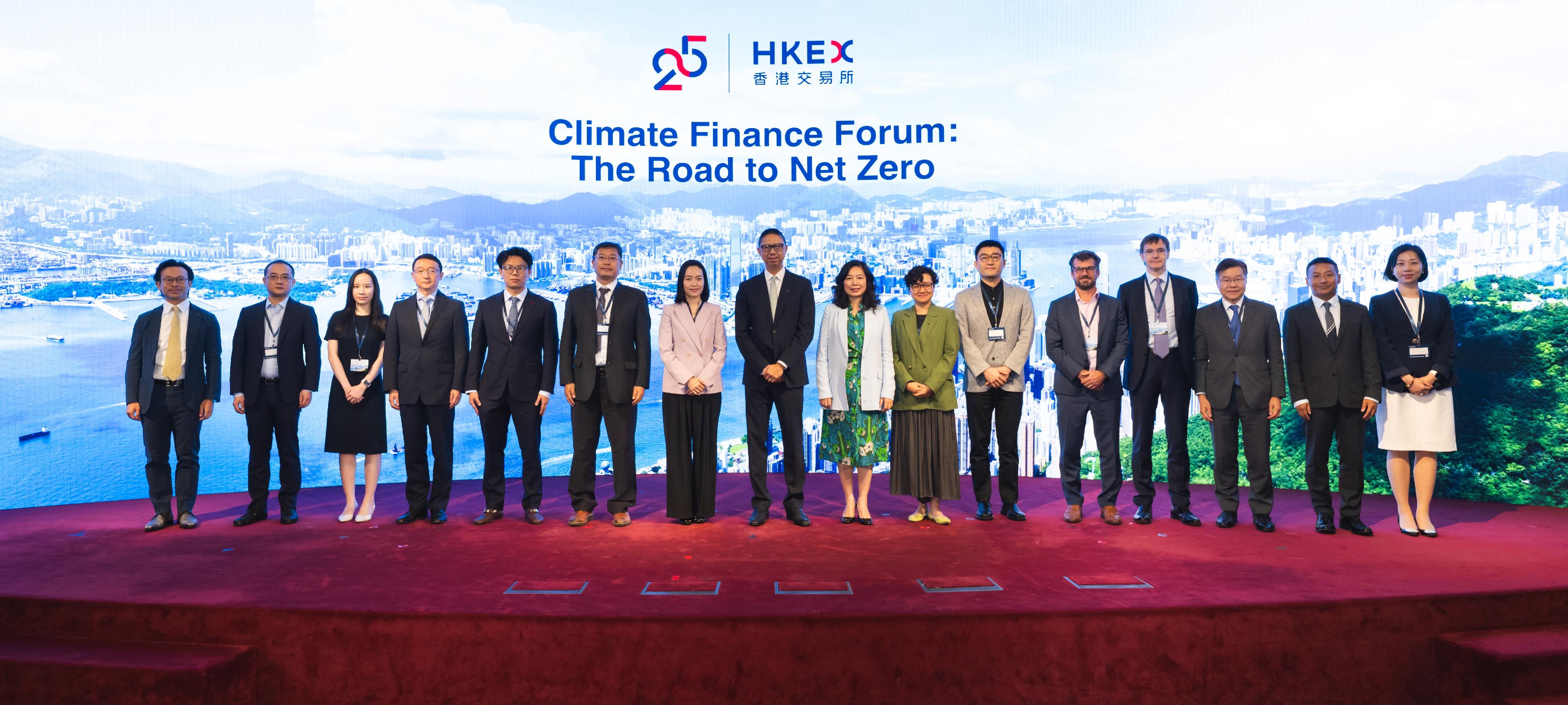 The Permanent Secretary for Financial Services and the Treasury (Financial Services), Ms Salina Yan, attended the Climate Finance Forum: The Road to Net Zero today (September 10). Photo shows Ms Yan (eighth right) and members of the Hong Kong International Carbon Market Council.