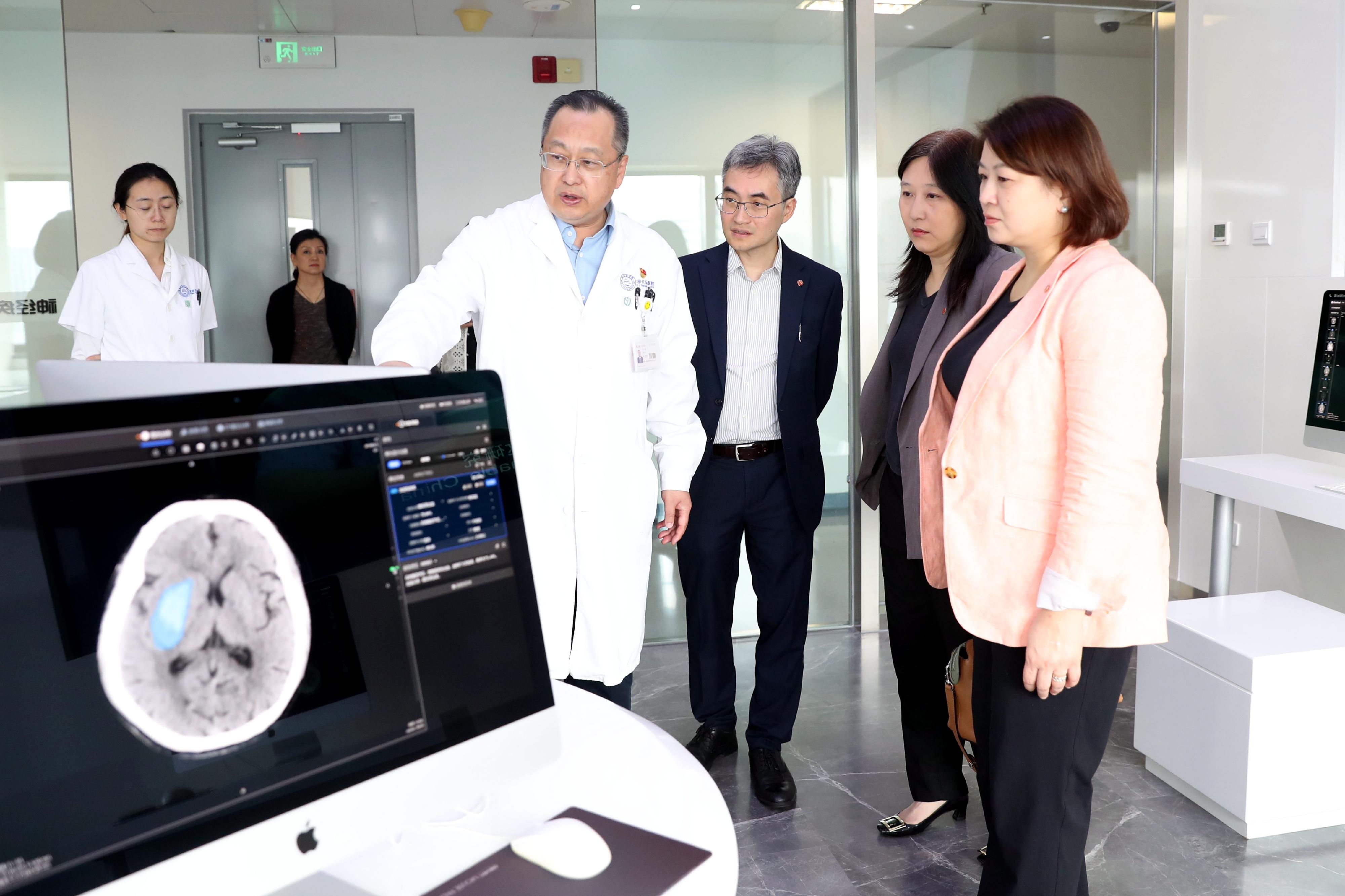 醫院管理局行政總裁李夏茵醫生（右一）率領代表團由九月九日起至九月十一日訪問北京，期間參觀首都醫科大學附屬北京天壇醫院。