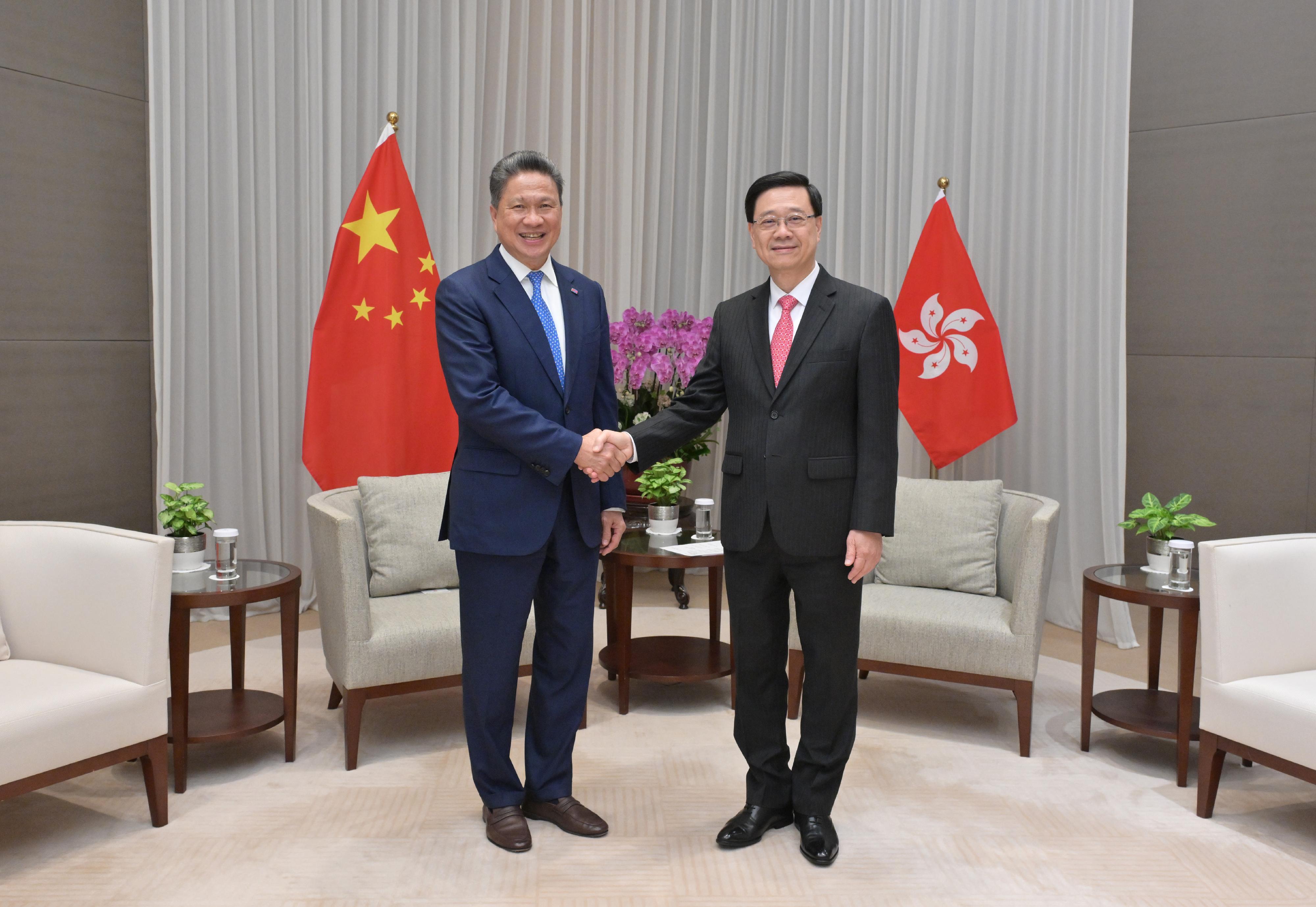 行政長官李家超（右）今日（九月十日）與柬埔寨副首相孫占托會面（左）會面。