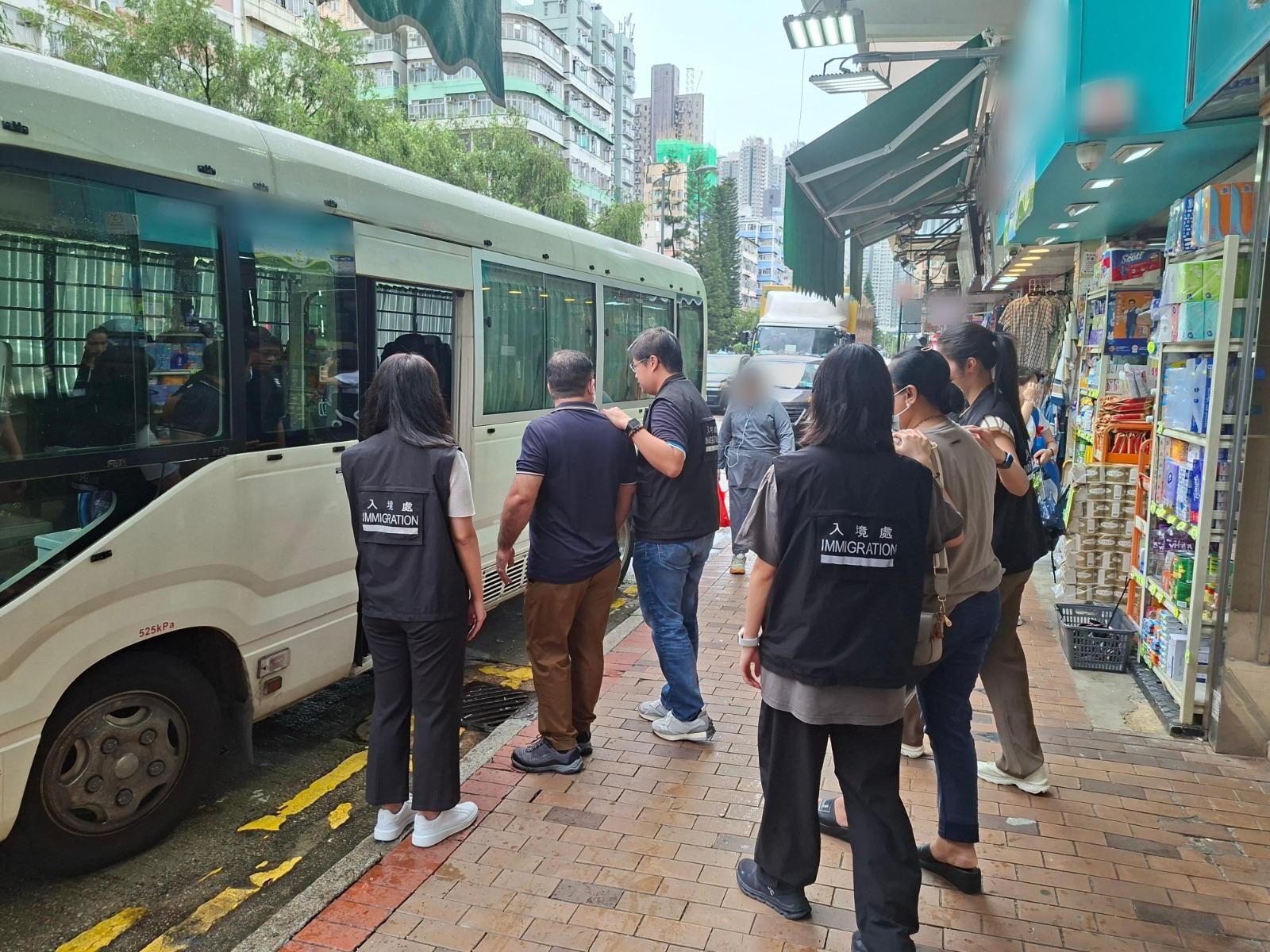 入境事務處於九月五日至昨日（九月九日）一連五日在全港各區展開代號「劍魚」的反非法勞工行動。圖示為懷疑非法勞工及其僱主在行動中被捕。