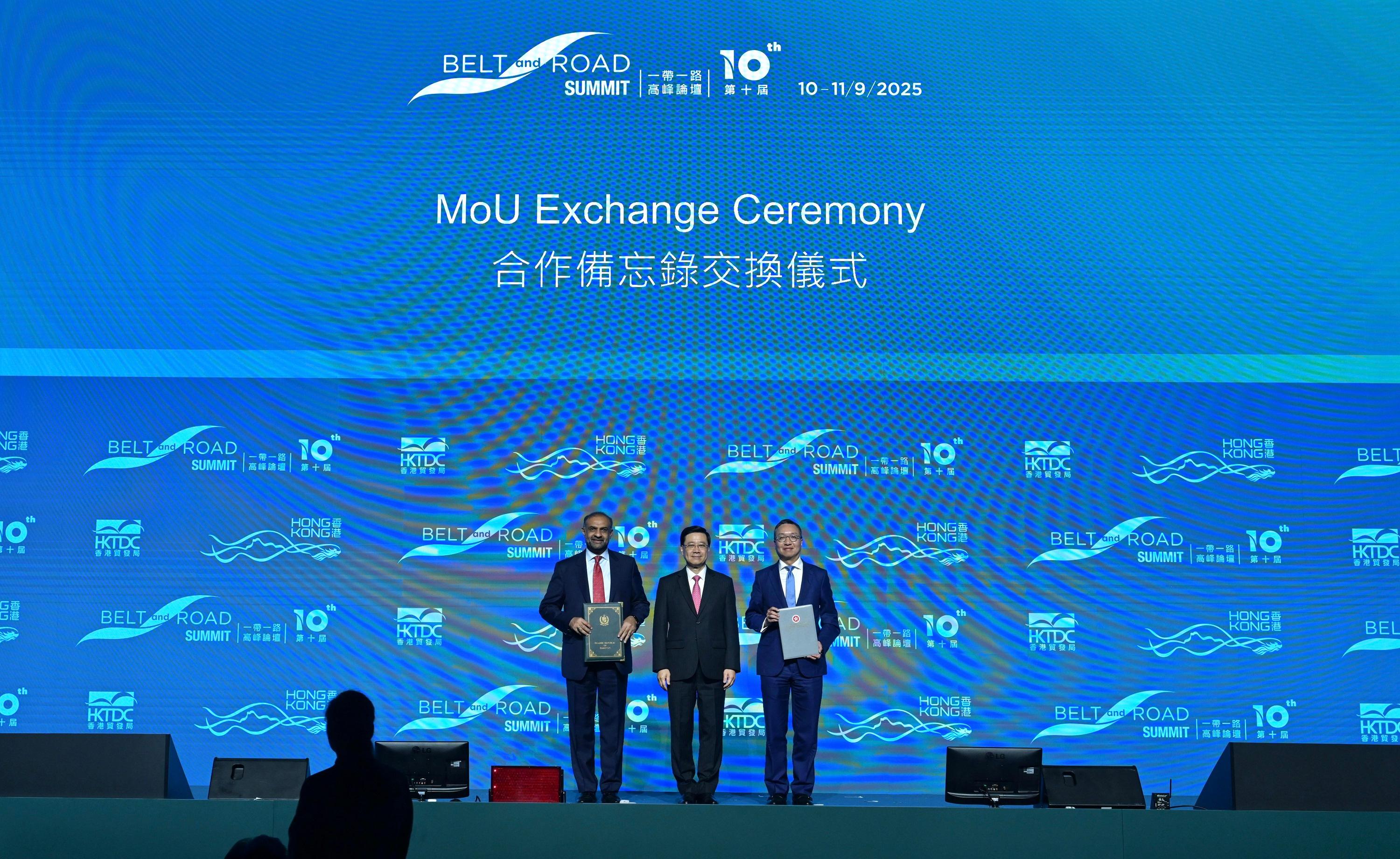 The Chief Executive, Mr John Lee, attended the 10th Belt and Road Summit today (September 10). Photo shows Mr Lee (centre) witnessing the Secretary for Justice, Mr Paul Lam, SC (right), exchanging the Memorandum of Understanding with a representative from the Ministry of Law and Justice of Pakistan (left).