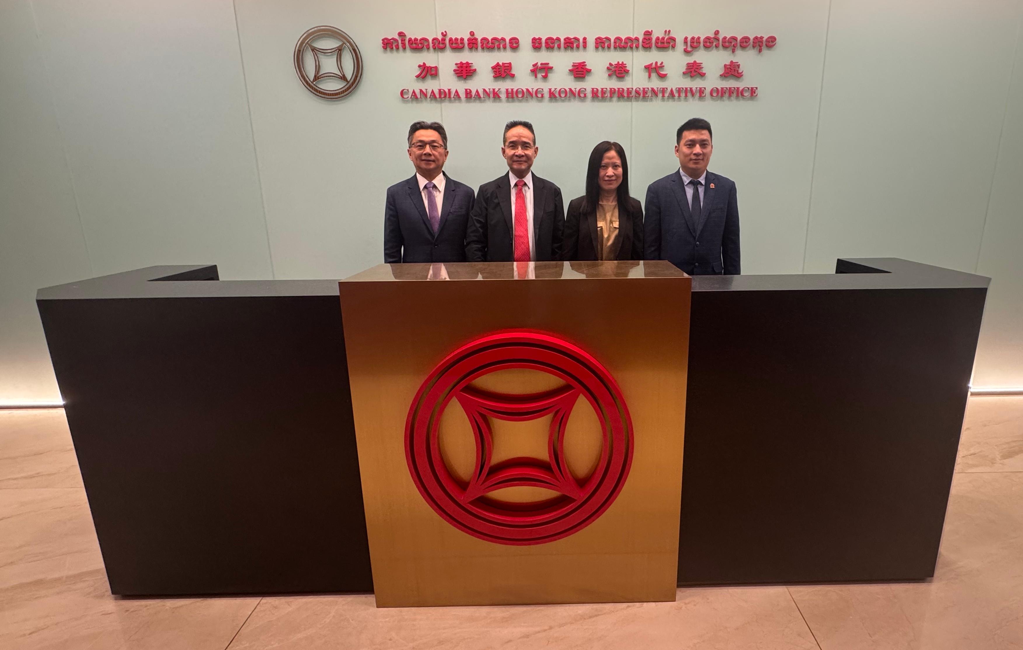 投資推廣署今日（九月十一日）宣布，柬埔寨領先金融集團之一的加華銀行在香港設立代表辦事處。圖示（左起）加華銀行香港代表處首席代表、海外柬華投資公司執行副總裁兼首席企業發展及策略官許展雄、加華集團董事兼德崇國際機場及柬埔寨機場投資有限公司首席執行官文駿煌、加華銀行香港代表處財務總監兼海外柬華投資公司投資項目副總裁許妙花、加華集團採購物流部總經理林銳濤於開幕禮上合照。