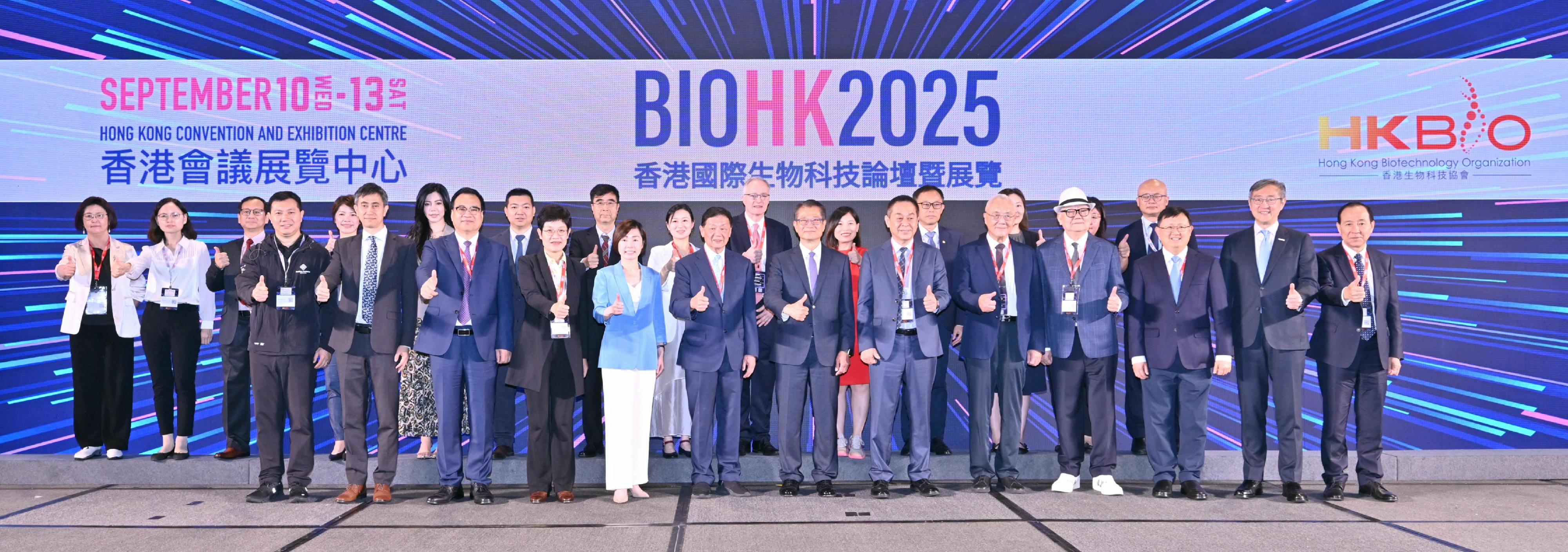 The Financial Secretary, Mr Paul Chan, attended the Biotechnology Investment Forum of BIOHK2025 today (September 11). Photo shows (from first row, seventh left) Mr Chan; the Chairman of the Hong Kong Biotechnology Organization and President of BIOHK2025, Professor Albert Yu, and other guests at the event.