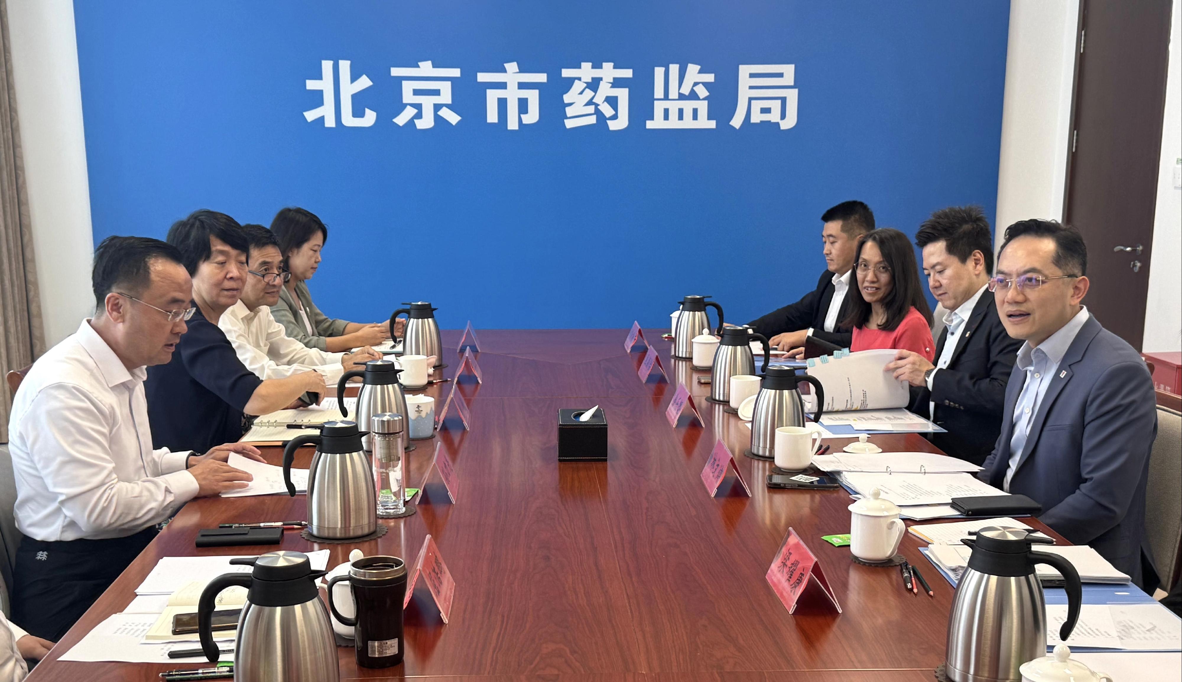 The Director of Health, Dr Ronald Lam, today (September 11) continued to lead a delegation from the Department of Health (DH) to participate in an annual bilateral meeting with the health authority in Beijing. The delegation also visited the drug regulatory authority in Beijing to deepen exchanges and co-operation. Photo shows Dr Lam (first right) and the Controller of the Centre for Health Protection of the DH, Dr Edwin Tsui (second right), visiting the Beijing Municipal Medical Products Administration (BMPA) and exchanging views with the Party Committee Secretary of the BMPA Leading Party Committee, Mr Sun Liguang (first left), and the Director of the BMPA, Ms Cao Wei (second left), on advancing the development of the drug regulatory regime and aligning with international standards.