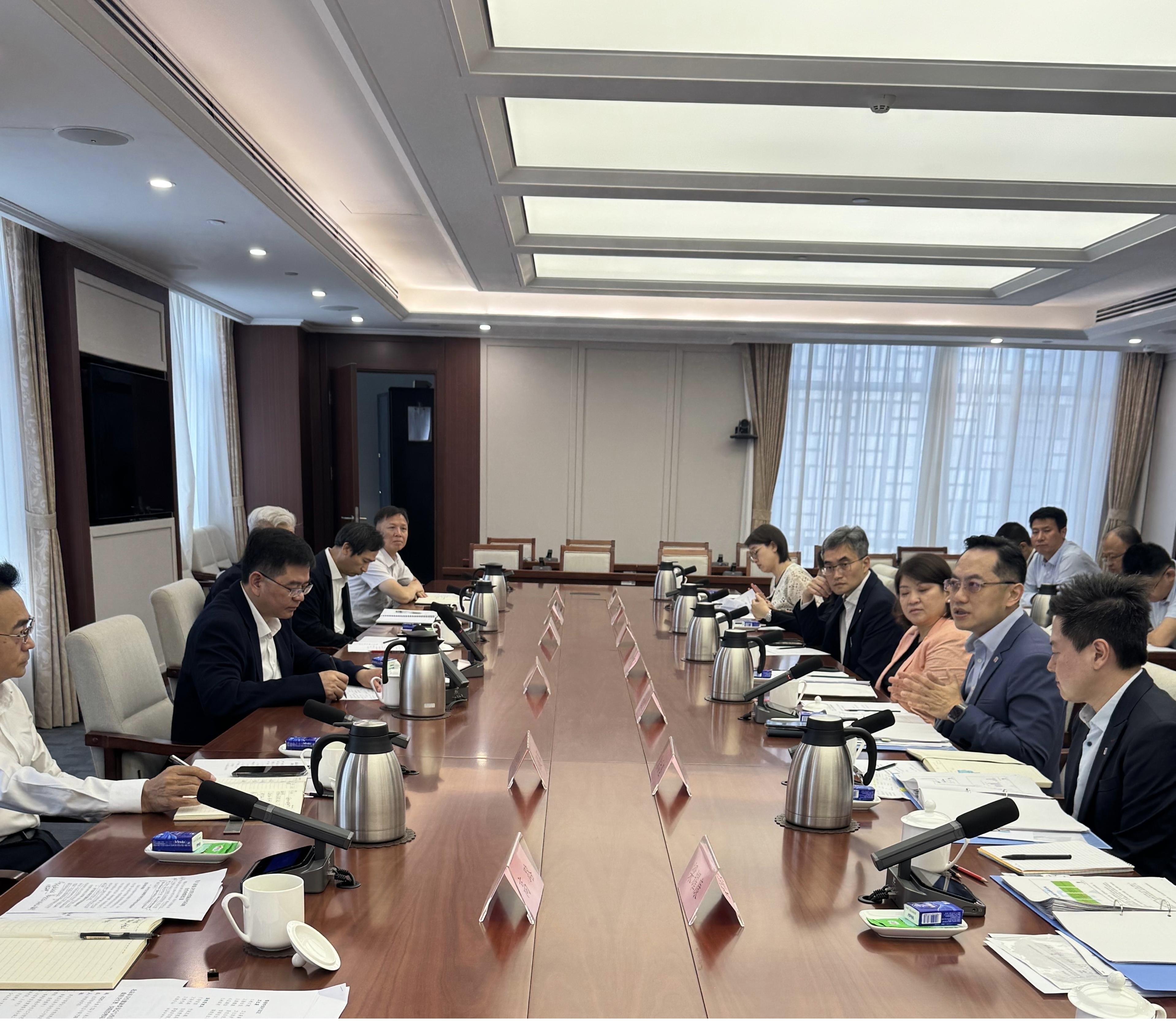 The Director of Health, Dr Ronald Lam, today (September 11) continued to lead a delegation from the Department of Health (DH) to participate in an annual bilateral meeting with the health authority in Beijing. The delegation also visited the drug regulatory authority in Beijing to deepen exchanges and co-operation. Photo shows Dr Lam (second right) and the Controller of the Centre for Health Protection of the DH, Dr Edwin Tsui (first right), meeting with the Party Committee Secretary of the Beijing Municipal Health Commission, Mr Zhong Dongbo (second left), for the annual bilateral exchange on health between Hong Kong and Beijing.