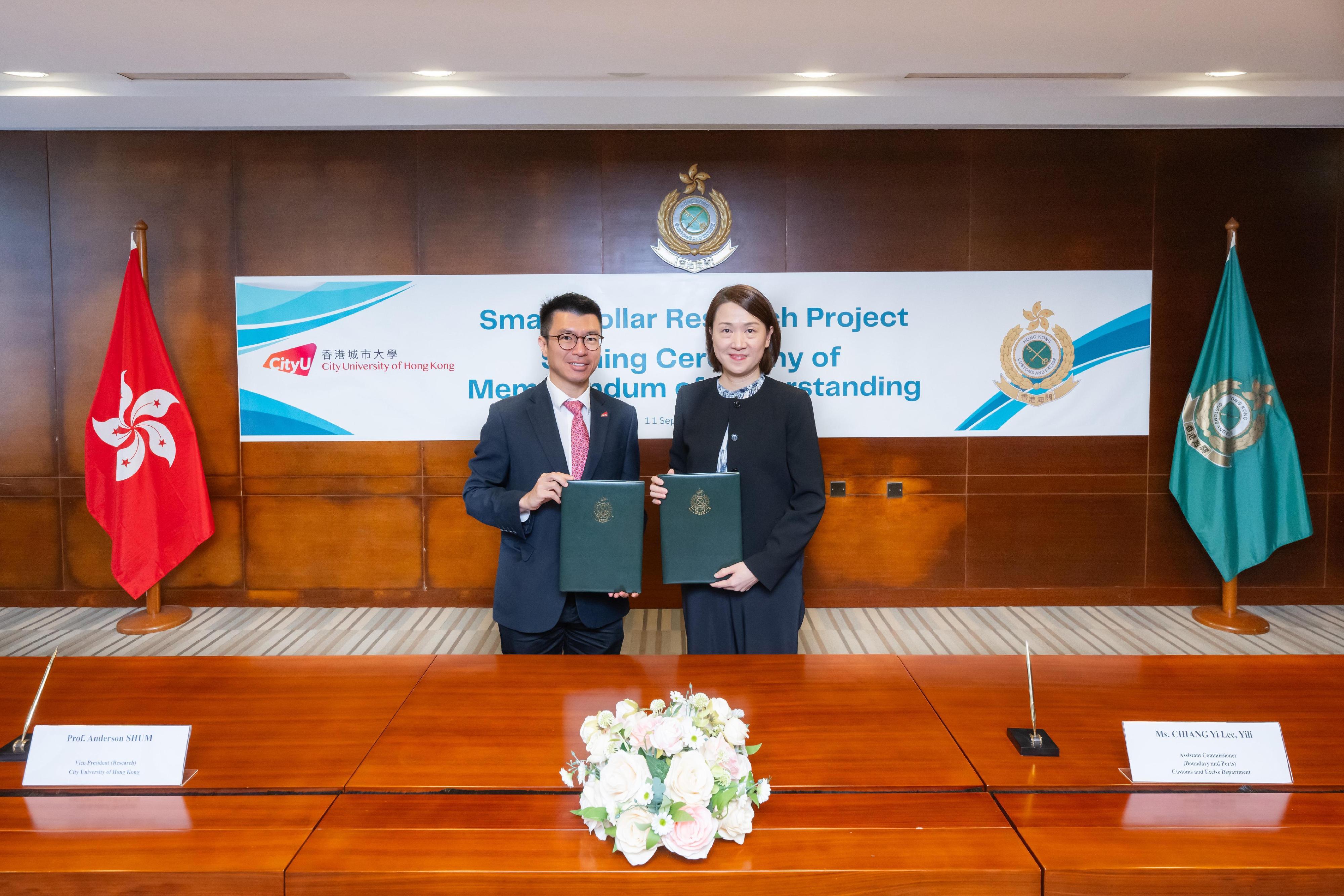 The Assistant Commissioner (Boundary and Ports) of Customs and Excise, Ms Chiang Yi-lee (right), and the Vice-President (Research) of City University of Hong Kong, Professor Anderson Shum (left), today (September 11) signed a Memorandum of Understanding to advance the operational effectiveness of Customs detector dogs through the Smart Collar Research Project.