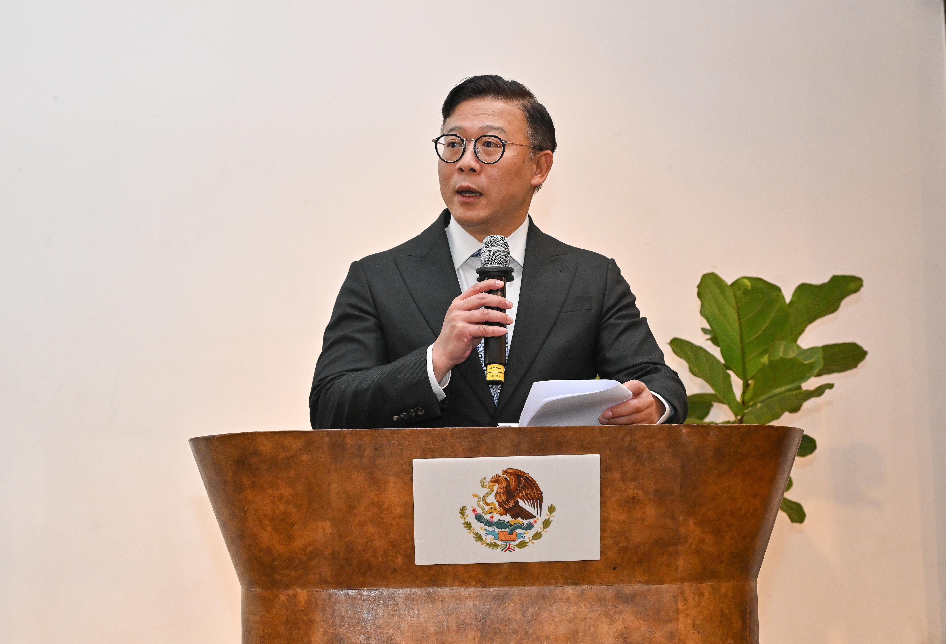 The Acting Secretary for Justice, Dr Cheung Kwok-kwan, speaks at the Reception of 215th Anniversary of the Declaration of Independence of Mexico today (September 11).
 