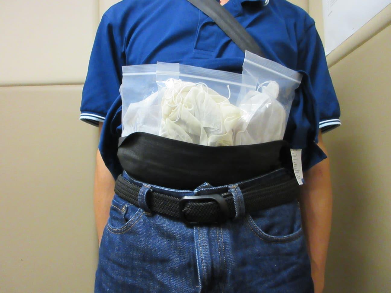 Hong Kong Customs yesterday (September 10) seized three suspected scheduled endangered live lizards at the Lok Ma Chau Spur Line Control Point. Photo shows the passenger with the wrapped batch of live lizards on his waist.