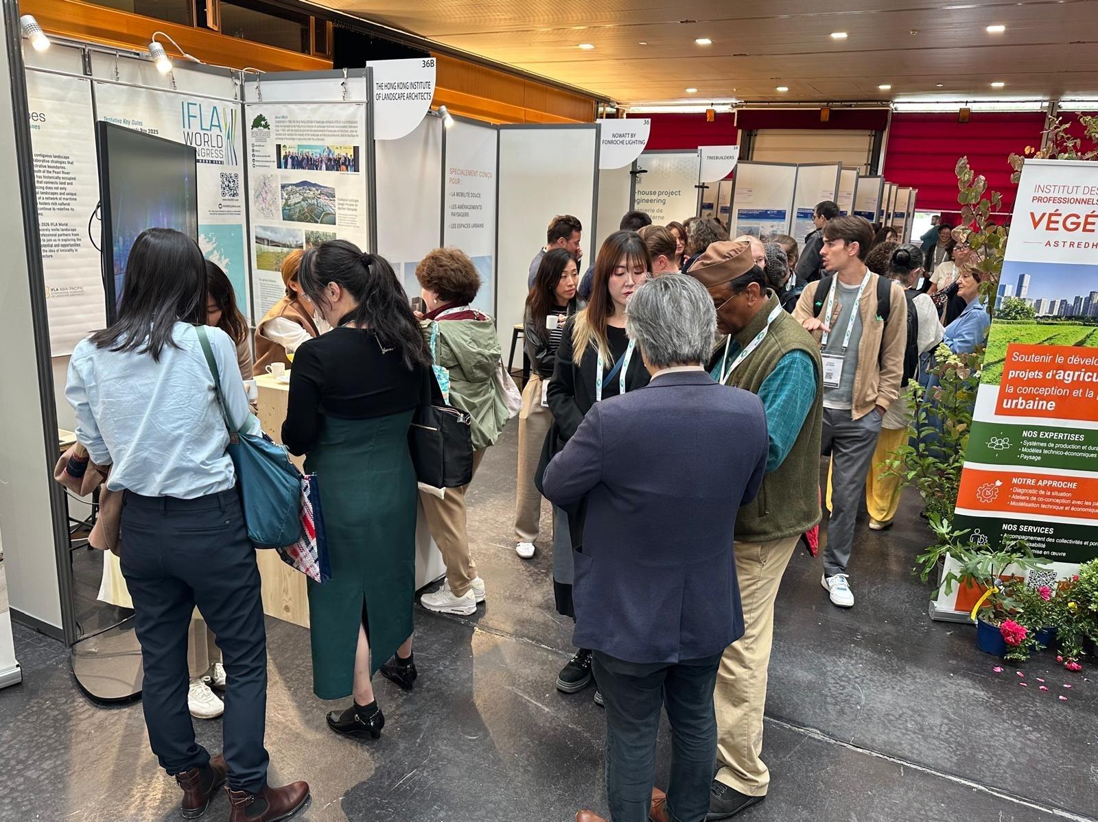 The Hong Kong Economic and Trade Office in Brussels supported the participation of the Hong Kong Institute of Landscape Architects (HKILA) in the 61st World Congress of the International Federation of Landscape Architects (IFLA) taking place in Nantes, France, from September 10 to 12 (Nantes time). Photo shows landscape architects from Hong Kong having exchanges with landscape architects from different parts of the world at the HKILA exhibition booth in the venue of the 61st IFLA World Congress.  