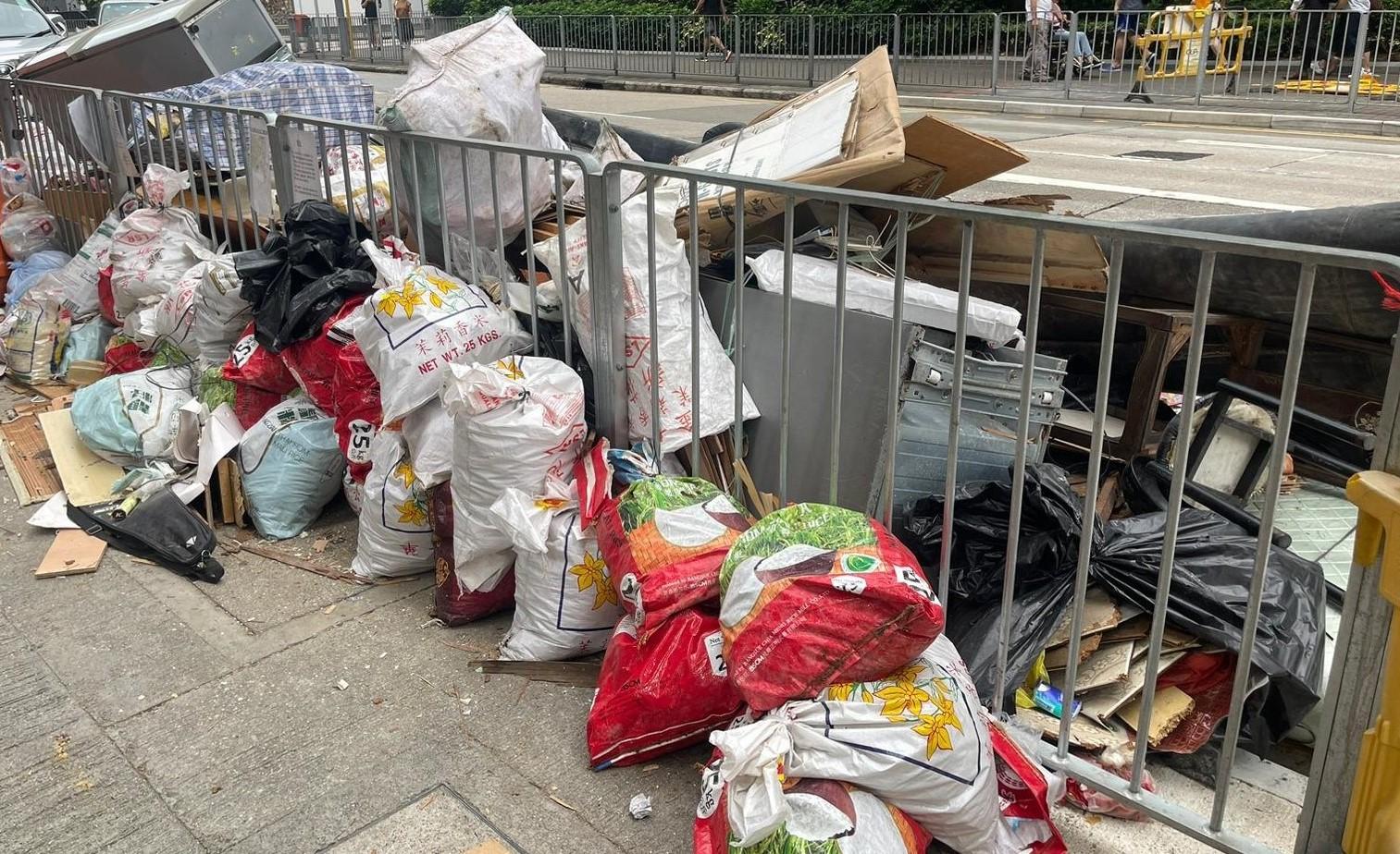 The Ombudsman, Mr Jack Chan, today (September 12) announced the results of a direct investigation operation into illegal disposal of construction waste and “HoHoSkips” recycling service.