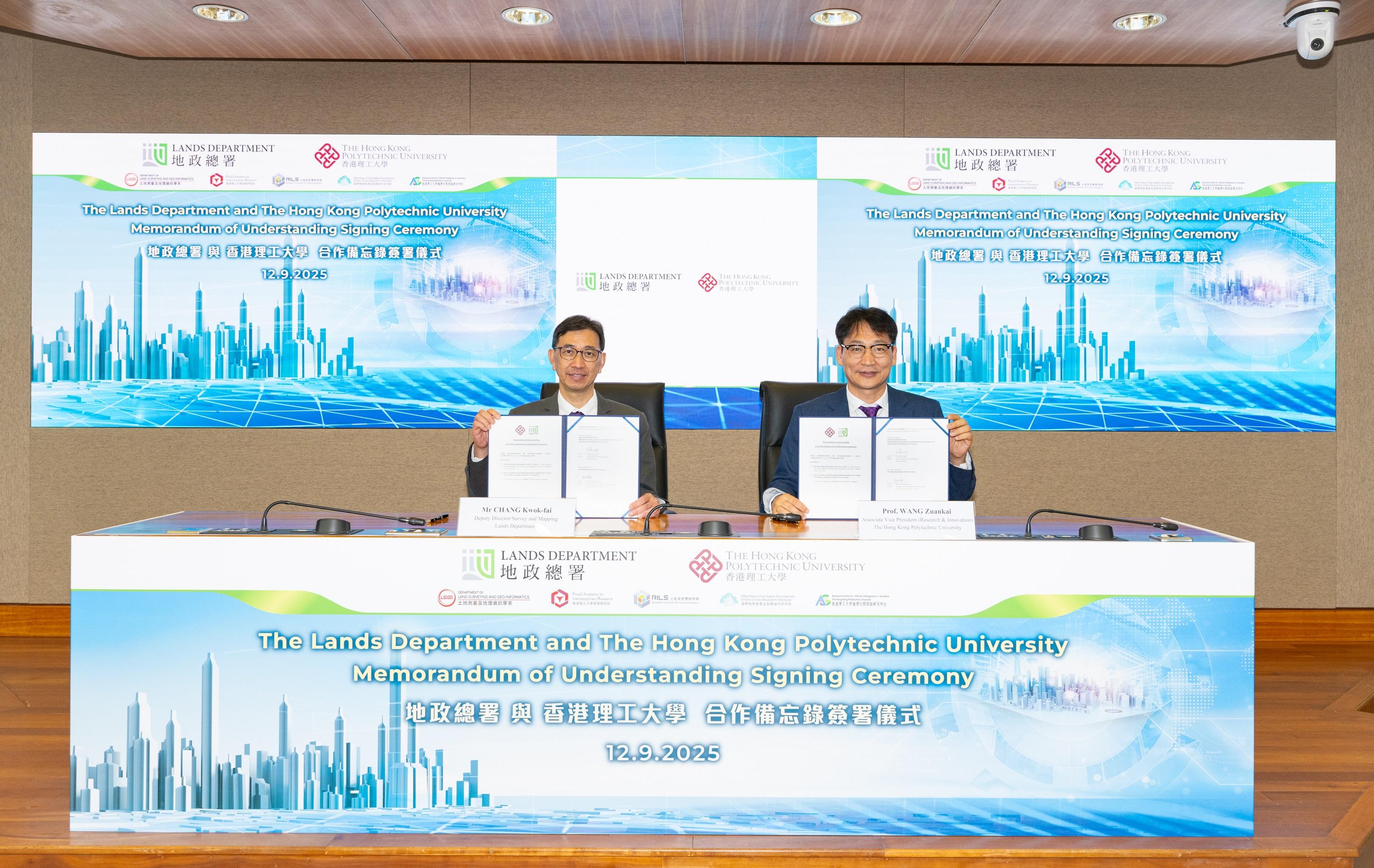The Lands Department and the Hong Kong Polytechnic University (PolyU) signed a Memorandum of Understanding today (September 12) to drive geospatial innovation and smart city development in Hong Kong. Photo shows the Deputy Director of Lands (Survey and Mapping), Mr Chang Kwok-fai (left), and the Associate Vice President (Research and Innovation) of the PolyU, Professor Wang Zuankai (right), at the signing ceremony.