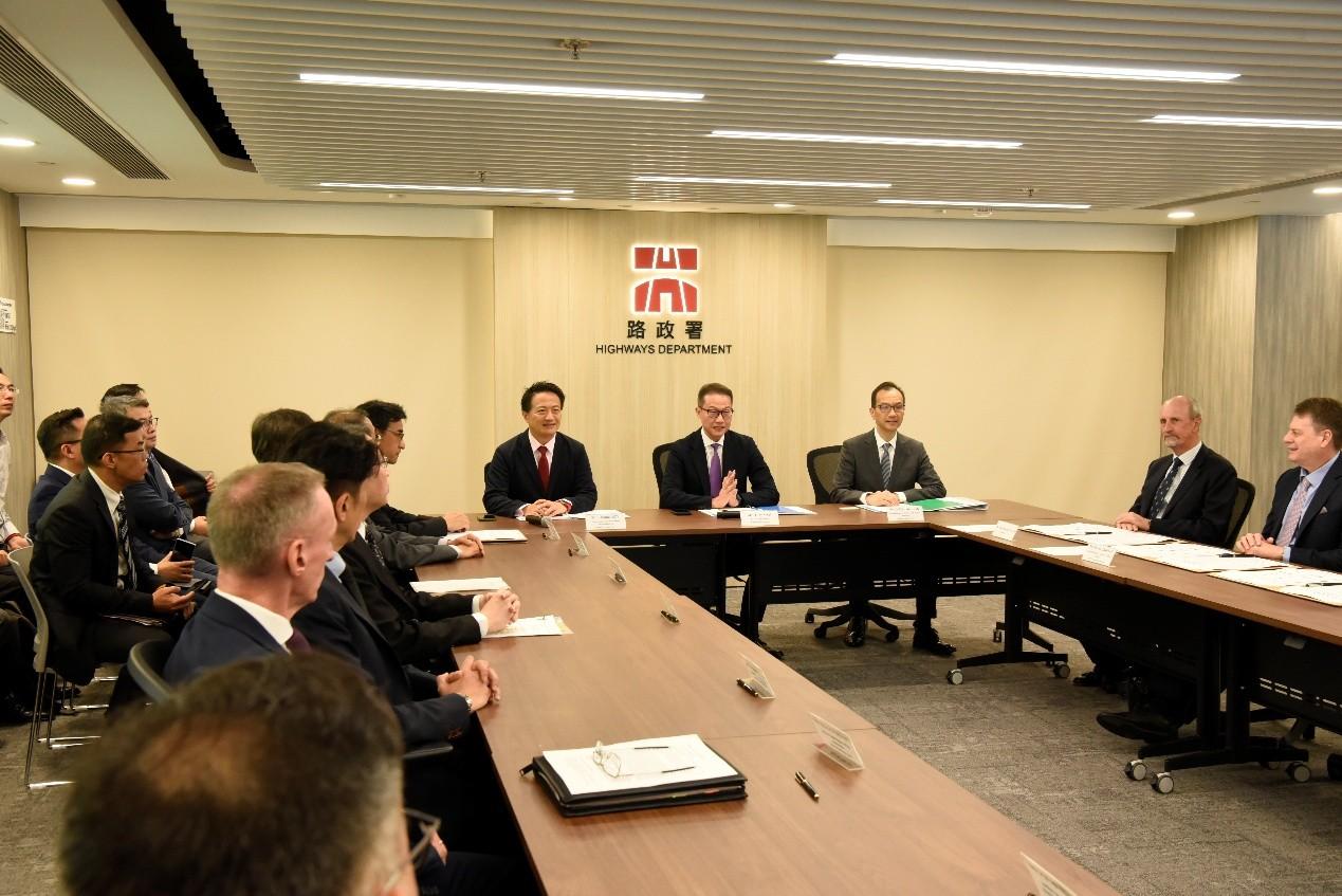 The Director of Highways, Mr Tony Yau, held a meeting today (September 12) with the Mainland, international and local railway experts and relevant Government departments (namely the Buildings Department, the Civil Engineering and Development Department, the Drainage Services Department, the Electrical and Mechanical Services Department, the Fire Services Department, the Hong Kong Police Force and the Transport Department) for formulating and updating the “Hong Kong Railway Standards”.