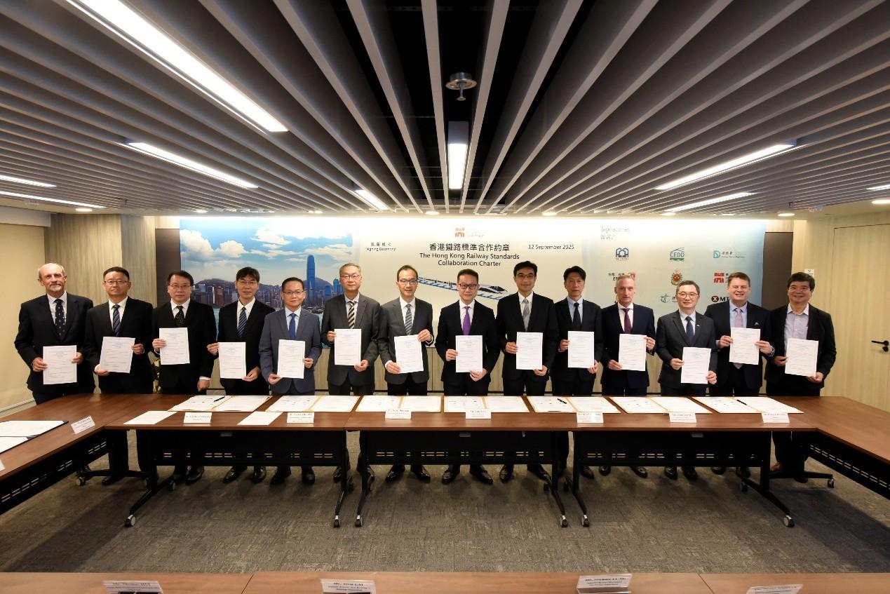 The Highways Department today (September 12) held a signing ceremony for the Collaboration Charter of the Hong Kong Railway Standards to demonstrate firm commitment of the Government and various sectors to formulating and updating the Hong Kong Railway Standards with joint efforts. Photo shows the Director of Highways, Mr Tony Yau (seventh right); Commissioner for Northern Metropolis Railways, Mr Ngai Hon-wah (seventh left); representatives of relevant Government departments (namely the Buildings Department, the Civil Engineering and Development Department, the Drainage Services Department, the Electrical and Mechanical Services Department, the Fire Services Department, the Hong Kong Police Force and the Transport Department), the Mainland and overseas railway experts, the Building Technology Research Institute, the MTR Corporation Limited, and the Association of Hong Kong Railway Transport Professional at the ceremony.