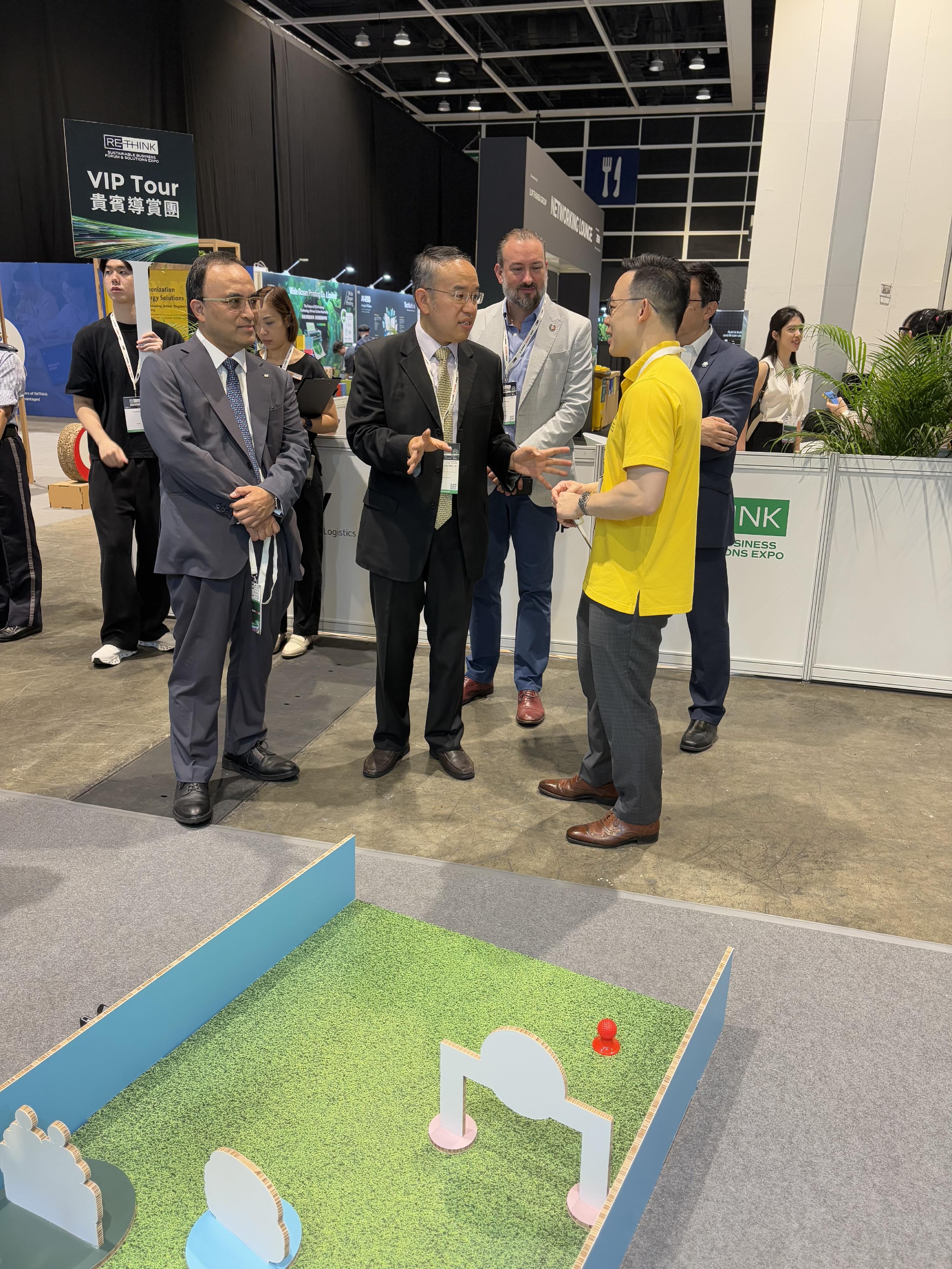 The Secretary for Financial Services and the Treasury, Mr Christopher Hui (second left), toured the exhibition booths at the ReThink HK 2025 today (September 12) and learnt from the exhibitor on how financial sector can play a part in achieving net zero carbon emissions. 