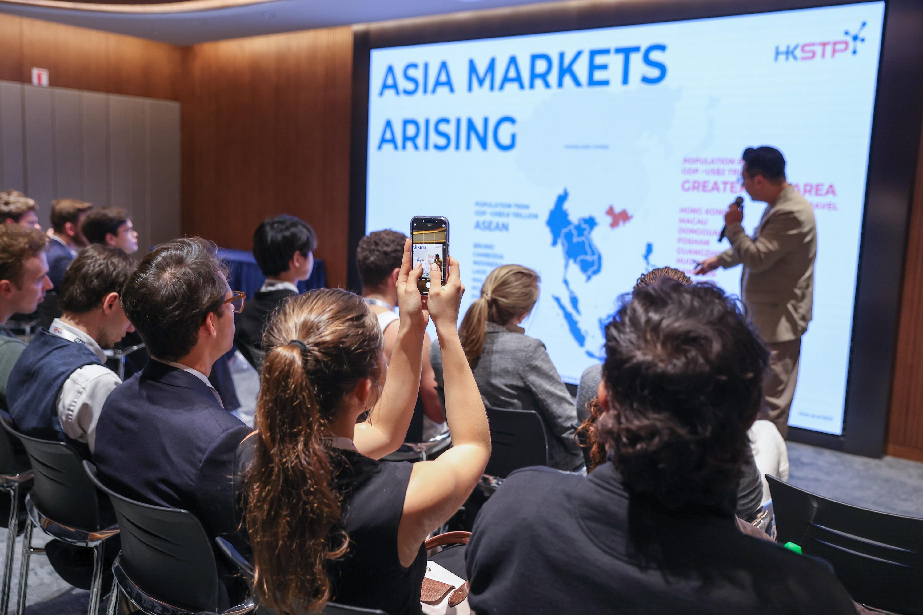 Hong Kong Talent Engage arranged for a delegation of German innovation and technology (I&T) talent to visit Hong Kong and Shenzhen from September 9 to 12 to learn about the entrepreneurial ecosystem, industry support and I&T opportunities in both cities. Photo shows a representative of the Hong Kong Science and Technology Parks Corporation introducing development opportunities in Asian markets to the delegation.
