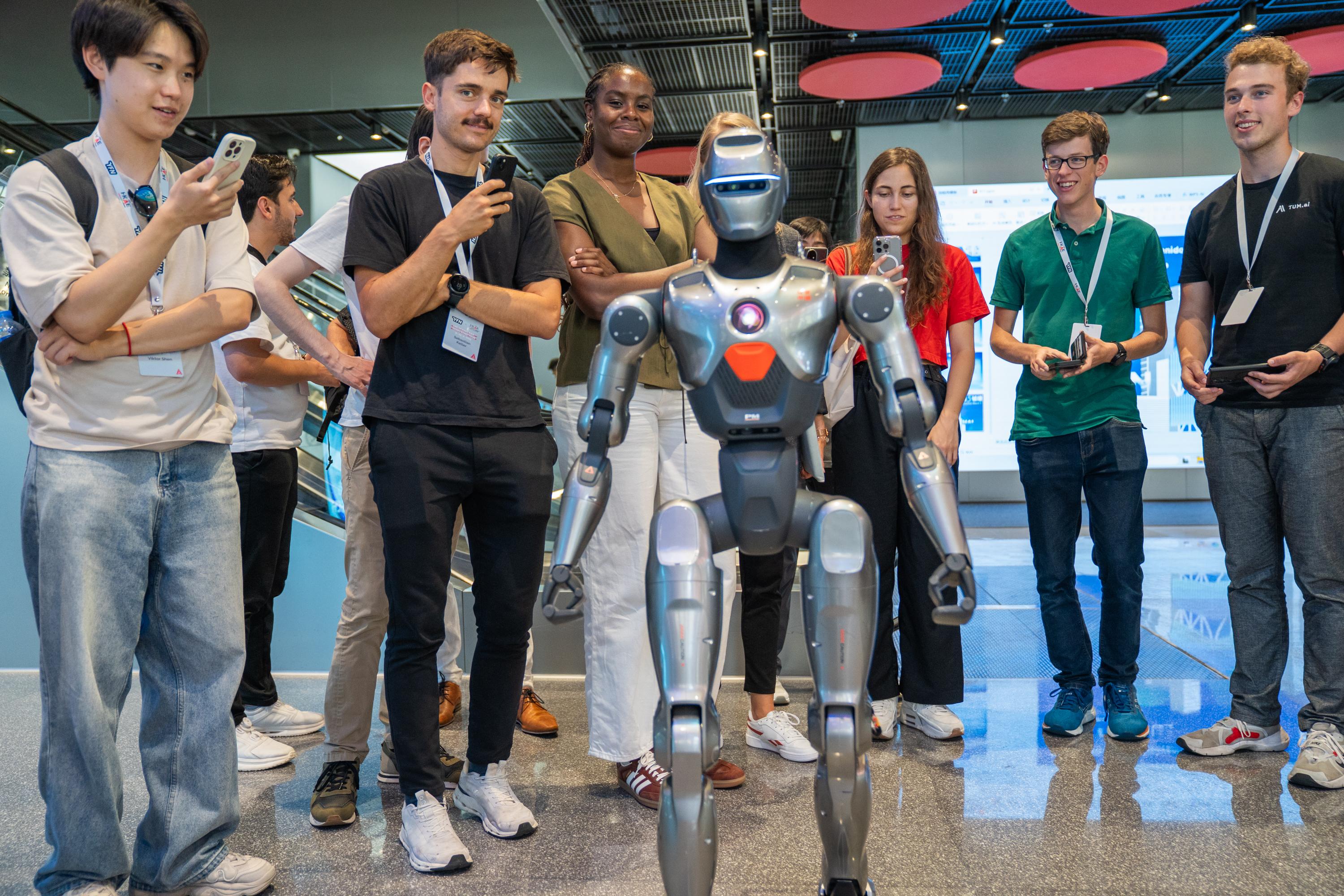 Hong Kong Talent Engage arranged for a delegation of German innovation and technology (I&T) talent to visit Hong Kong and Shenzhen from September 9 to 12 to learn about the entrepreneurial ecosystem, industry support and I&T opportunities in both cities. Photo shows the delegation learning about robotics technology at the entrepreneurial base of the Qianhai International Talent Hub in Shenzhen.