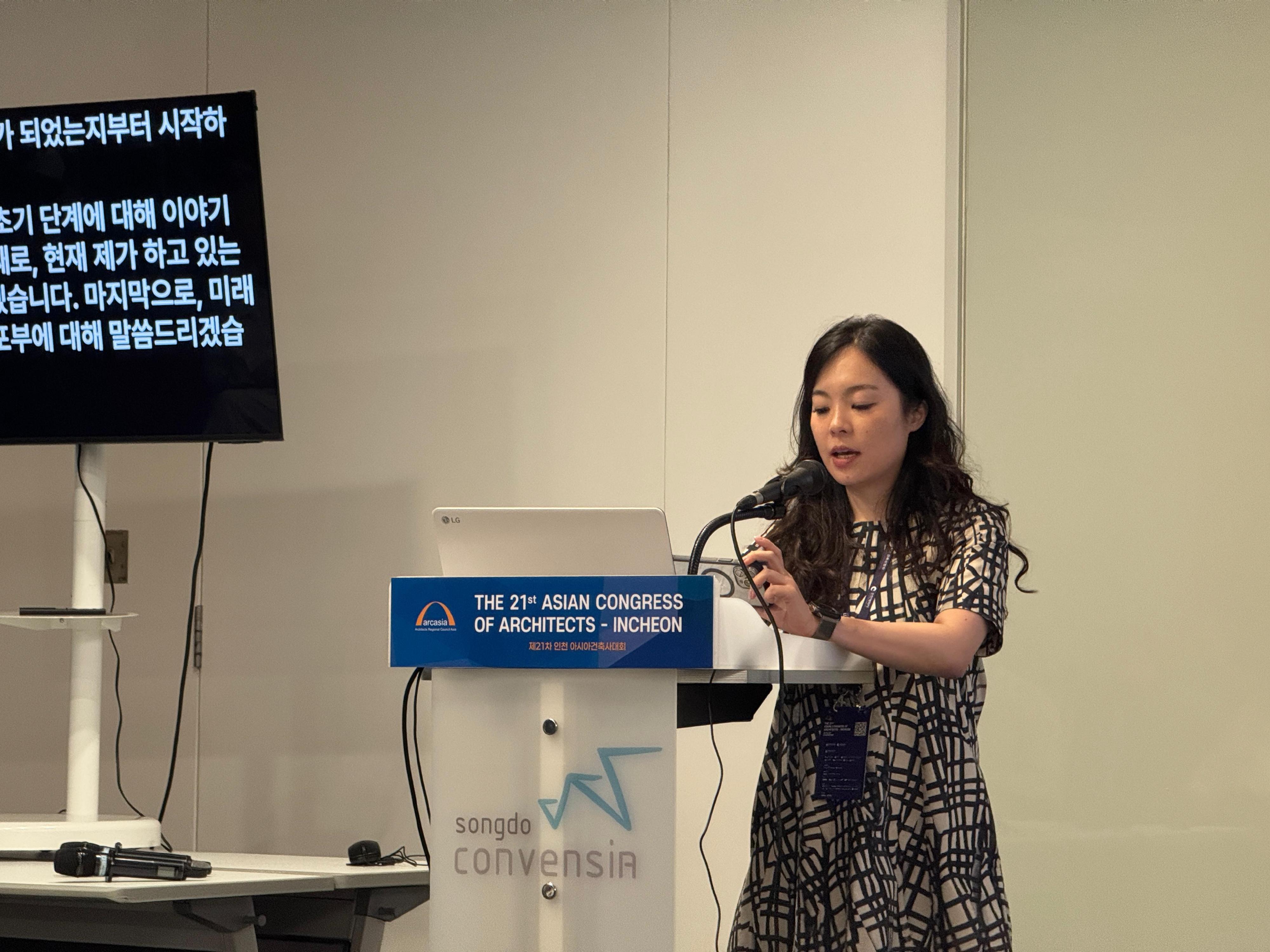 The Hong Kong Economic and Trade Office in Tokyo, in collaboration with the Hong Kong Institute of Architects, organised an outreach and professional exchange mission to Incheon, Korea, from September 10 to 14. The delegation took part in the Architects Regional Council Asia 21st Asian Congress of Architects, alongside professional bodies from around the world. Photo shows a representative of the Hong Kong Institute of Architects taking part in the Young Architects Exchange Forum titled "Emerging Voices of Asia" held this afternoon (September 12) to exchange views with fellow speakers and participants and share professional insights and experiences.