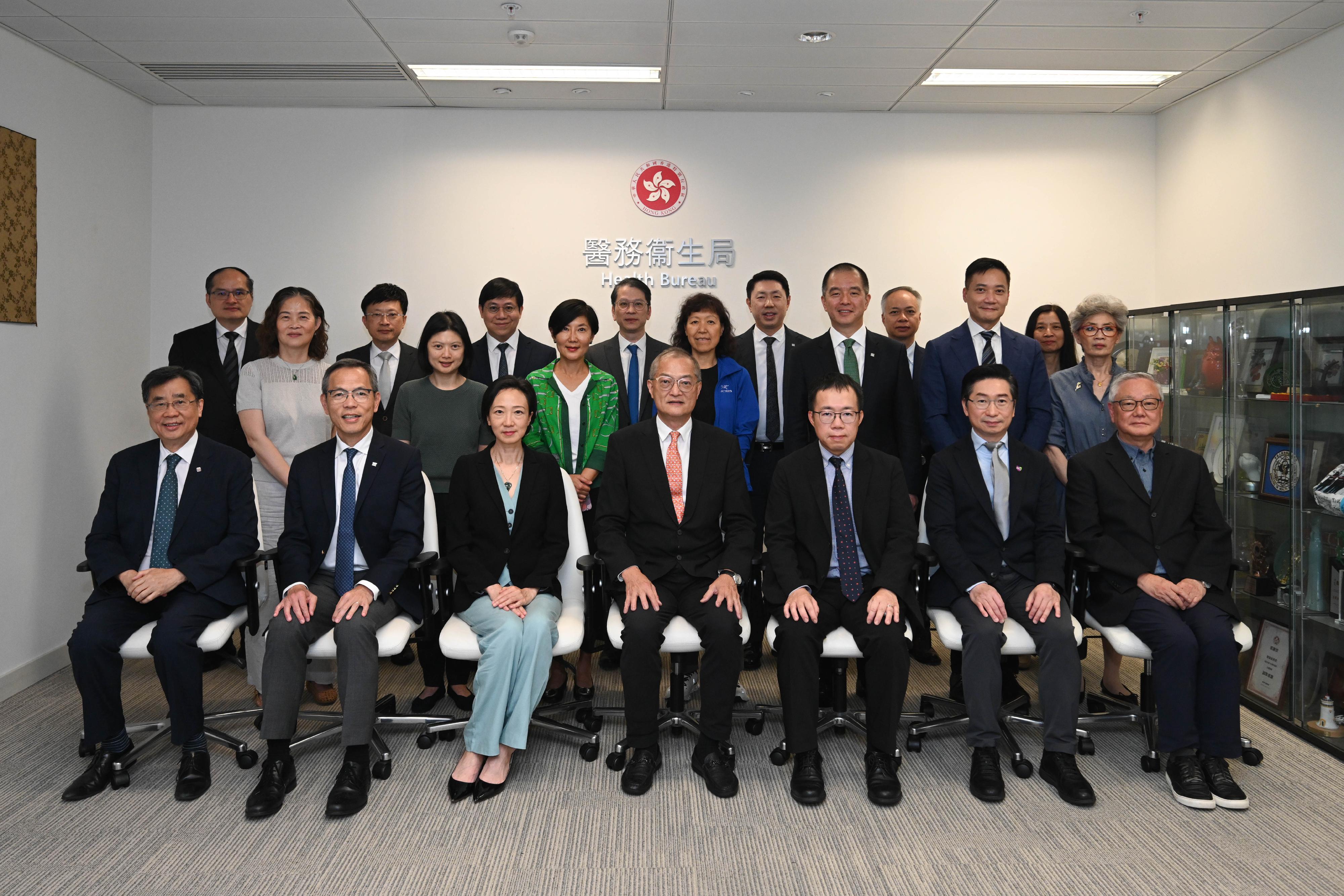 The Secretary for Health, Professor Lo Chung-mau, chaired the 29th meeting of the Research Council (RC) under the Health Bureau today (September 12). Photo shows Professor Lo (front row, centre); the Under Secretary for Health, Dr Cecilia Fan (front row, third left); Deputy Secretary for Health Mr Raymond Wu (front row, third right), and other members of the RC before the meeting.