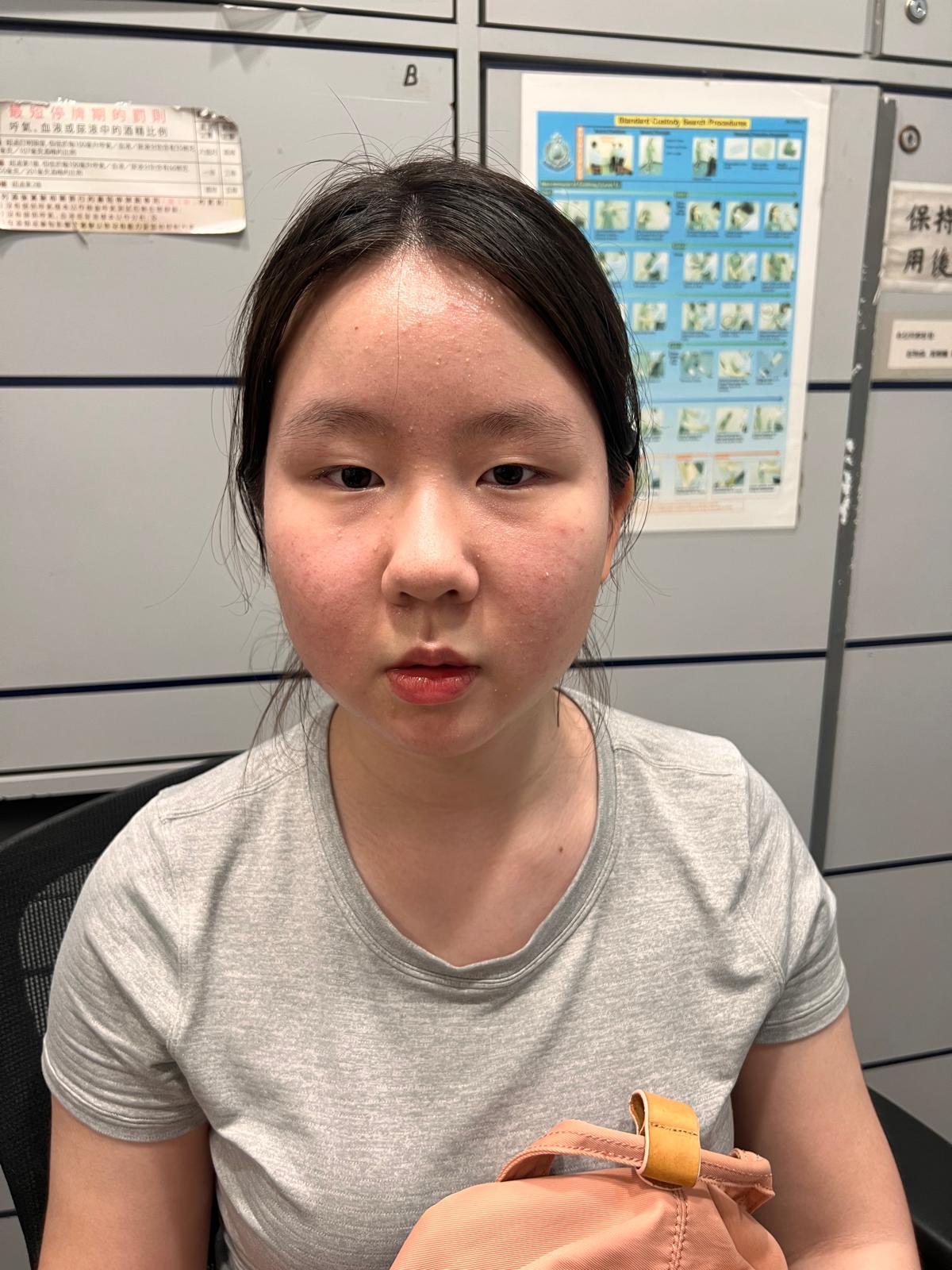 Diao Kai-yan, aged 14, is about 1.65 metres tall, 70 kilograms in weight and of fat build. She has a round face with yellow complexion and long black hair. She was last seen wearing a light-coloured short-sleeved shirt, dark trousers, white shoes and a light-coloured cap.
