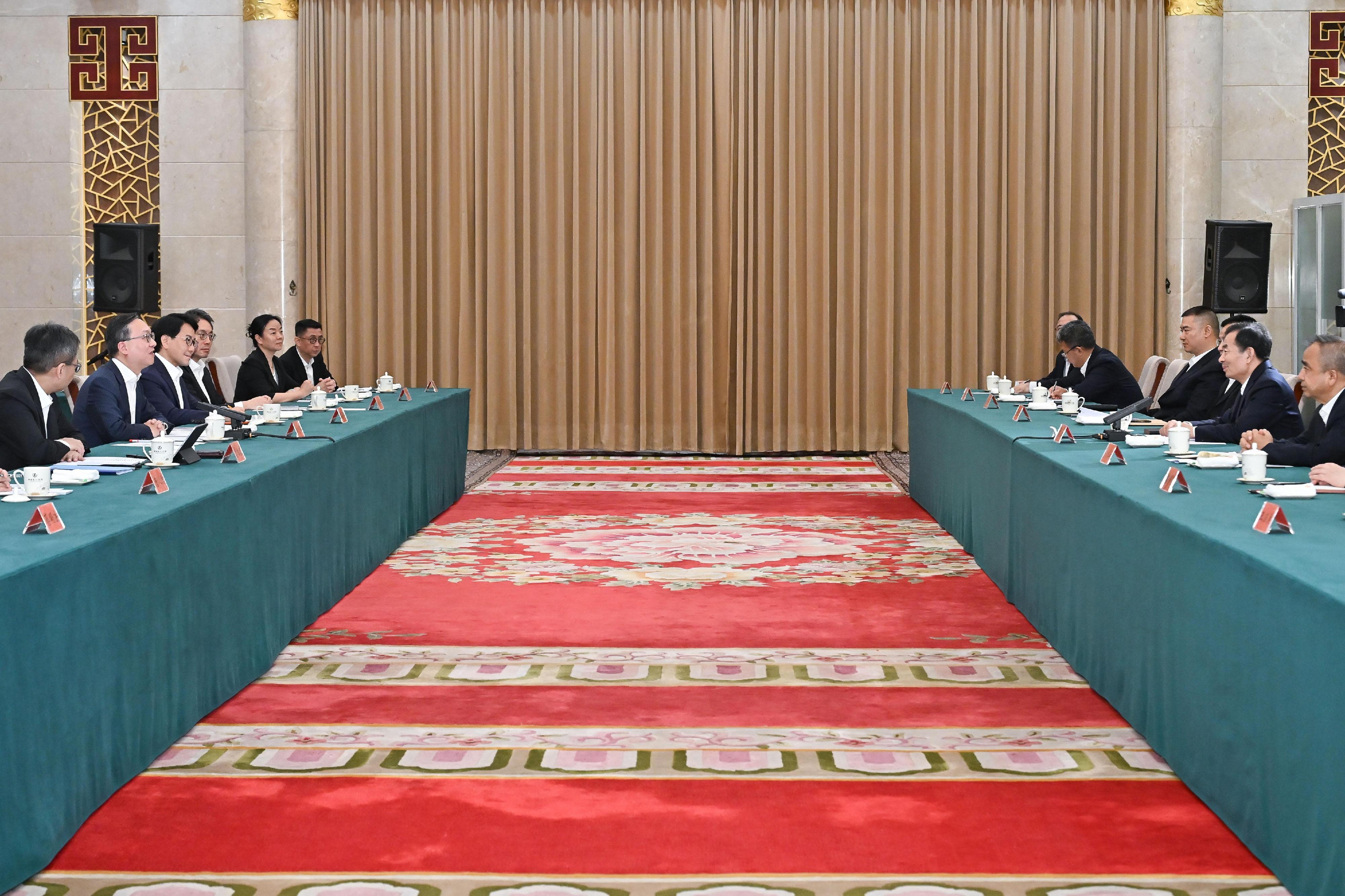 The Secretary for Justice, Mr Paul Lam, SC, leading a cross-professional delegation visited Urumqi, Xinjiang on September 12. Photo shows Mr Lam (second left) meeting with the Secretary of the CPC Xinjiang Uyghur Autonomous Regional Committee, Mr Chen Xiaojiang (second right).