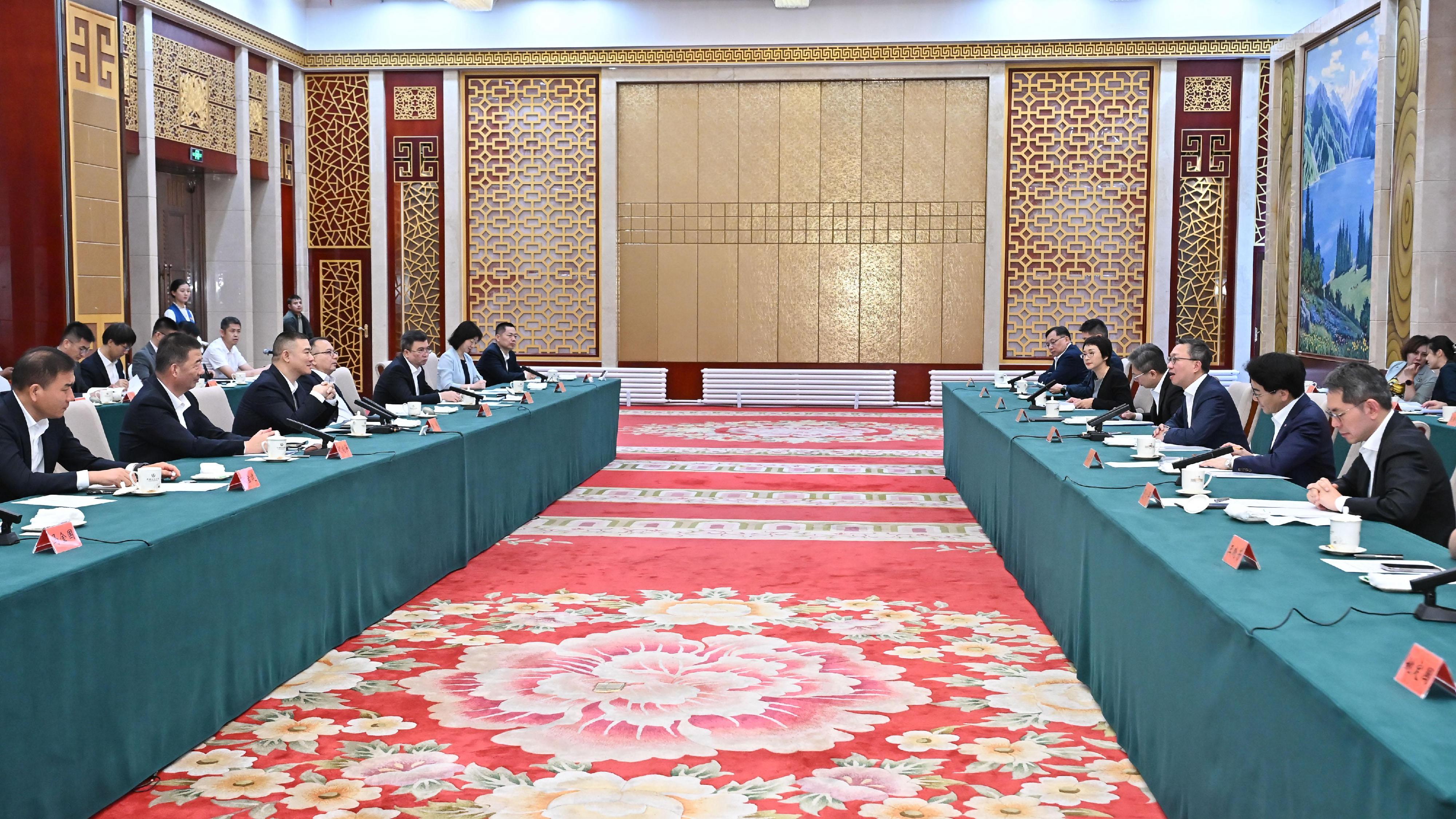 The Secretary for Justice, Mr Paul Lam, SC, leading a cross-professional delegation visited Urumqi, Xinjiang on September 12. Photo shows Mr Lam (third right) meeting with Vice Chairman of the Xinjiang Uyghur Autonomous Region Mr Pan Xi (third left), and the Party Secretary of Department of Justice of the Xinjiang Uyghur Autonomous Region, Mr Liu Jiansheng (second left).