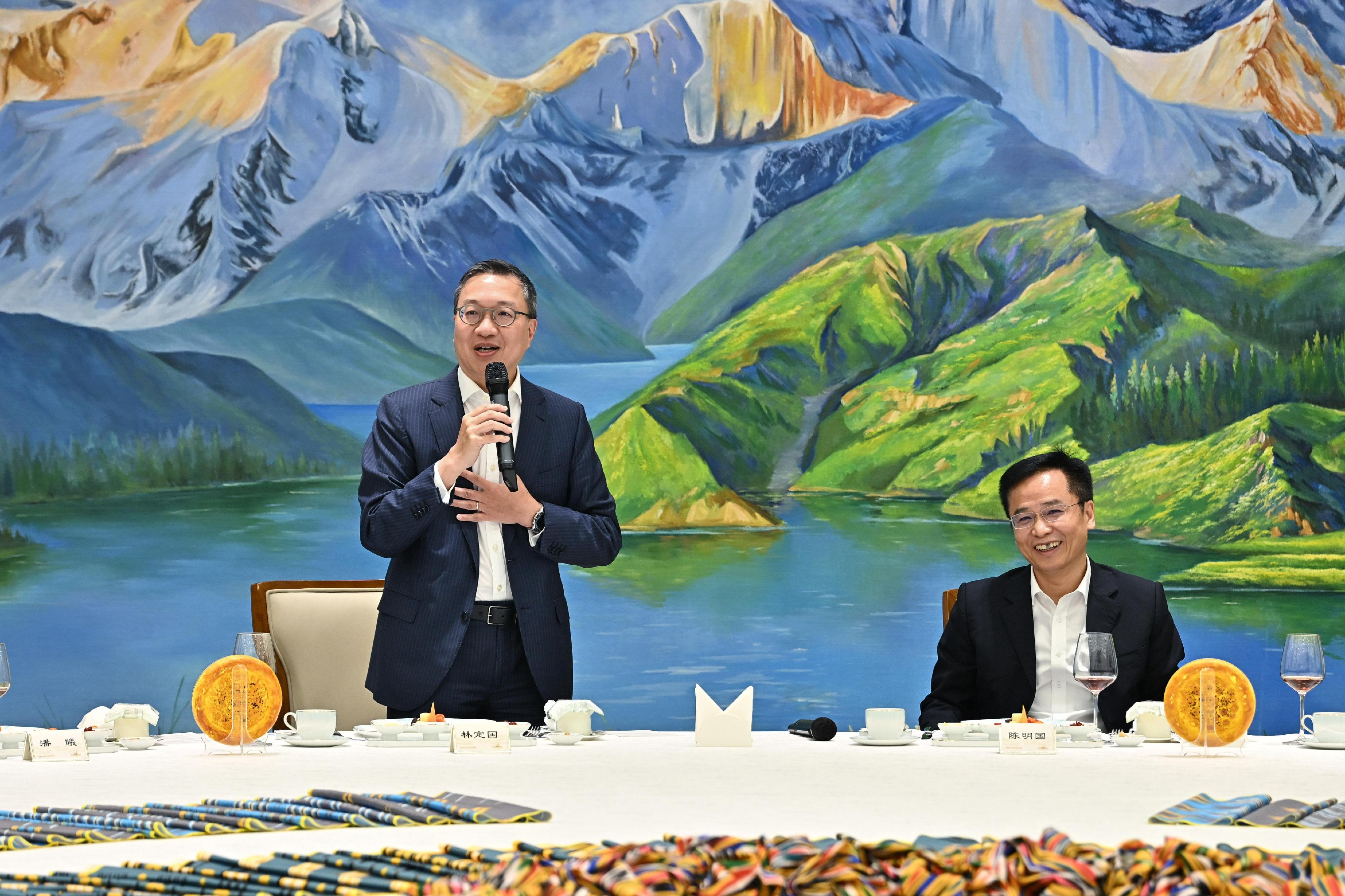 The Secretary for Justice, Mr Paul Lam, SC, leading a cross-professional delegation visited Urumqi, Xinjiang on September 12. Photo shows Mr Lam (left) and Deputy Secretary of the CPC Xinjiang Uyghur Autonomous Regional Committee Mr Chen Mingguo (right) attending a luncheon.