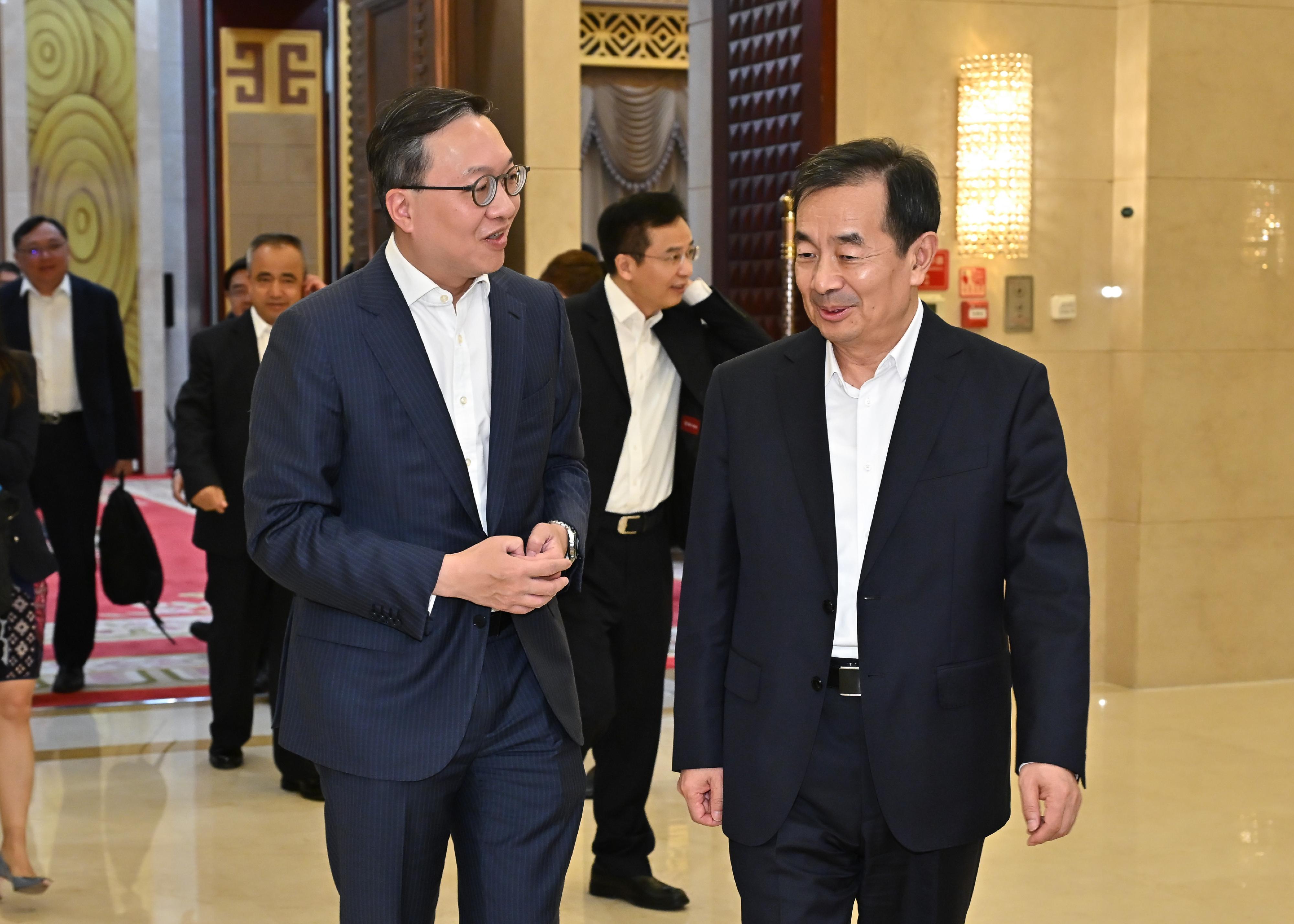 The Secretary for Justice, Mr Paul Lam, SC, leading a cross-professional delegation to visit Urumqi, Xinjiang on September 12. Photo shows Mr Lam (left) chatting with the Secretary of the CPC Xinjiang Uyghur Autonomous Regional Committee, Mr Chen Xiaojiang (right), after their meeting.