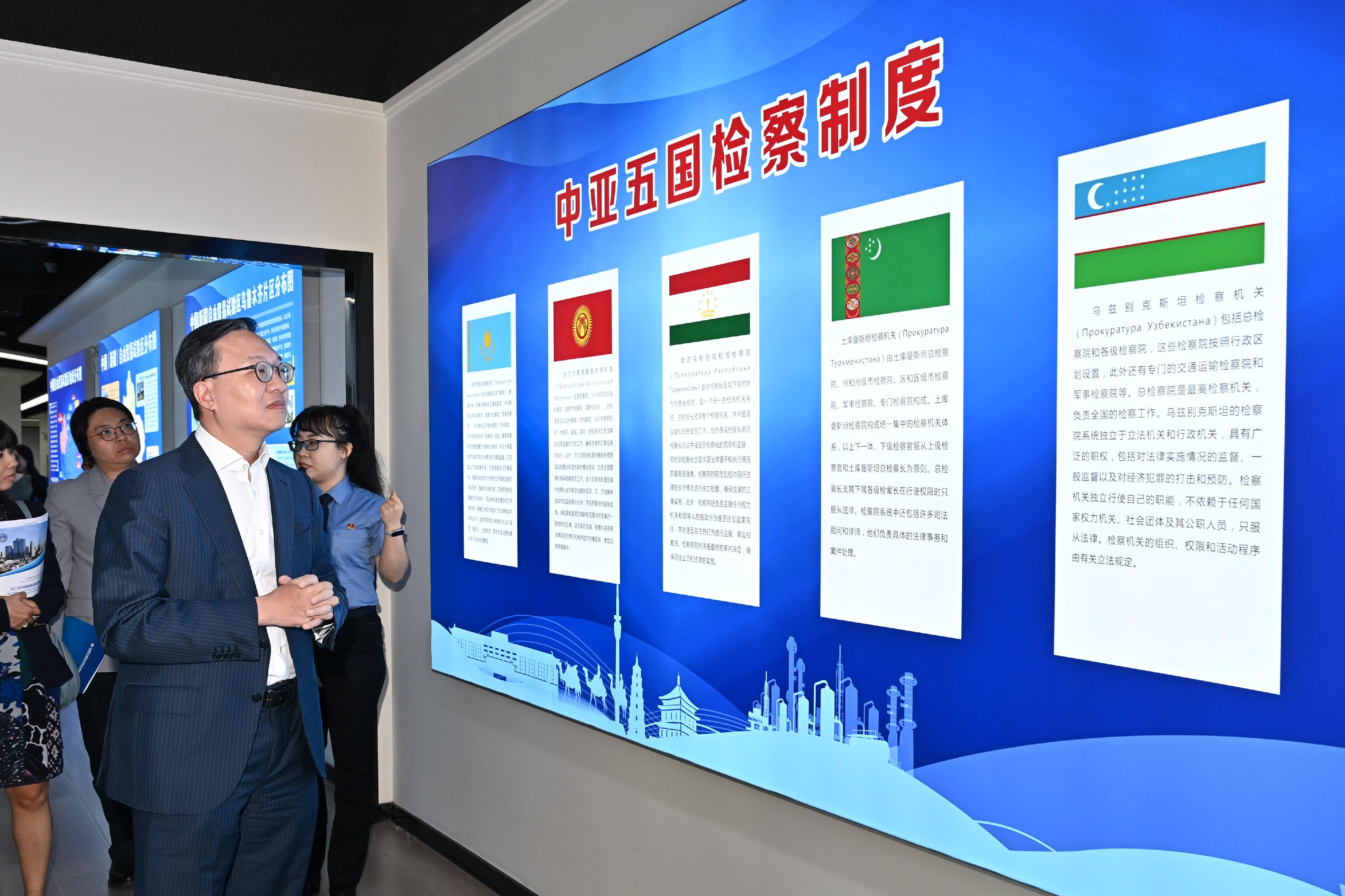 The Secretary for Justice, Mr Paul Lam, SC, leading a cross-professional delegation visited Urumqi, Xinjiang on September 12. Photo shows Mr Lam and the delegation members visiting the Silk Road Economic Belt Legal Service District.