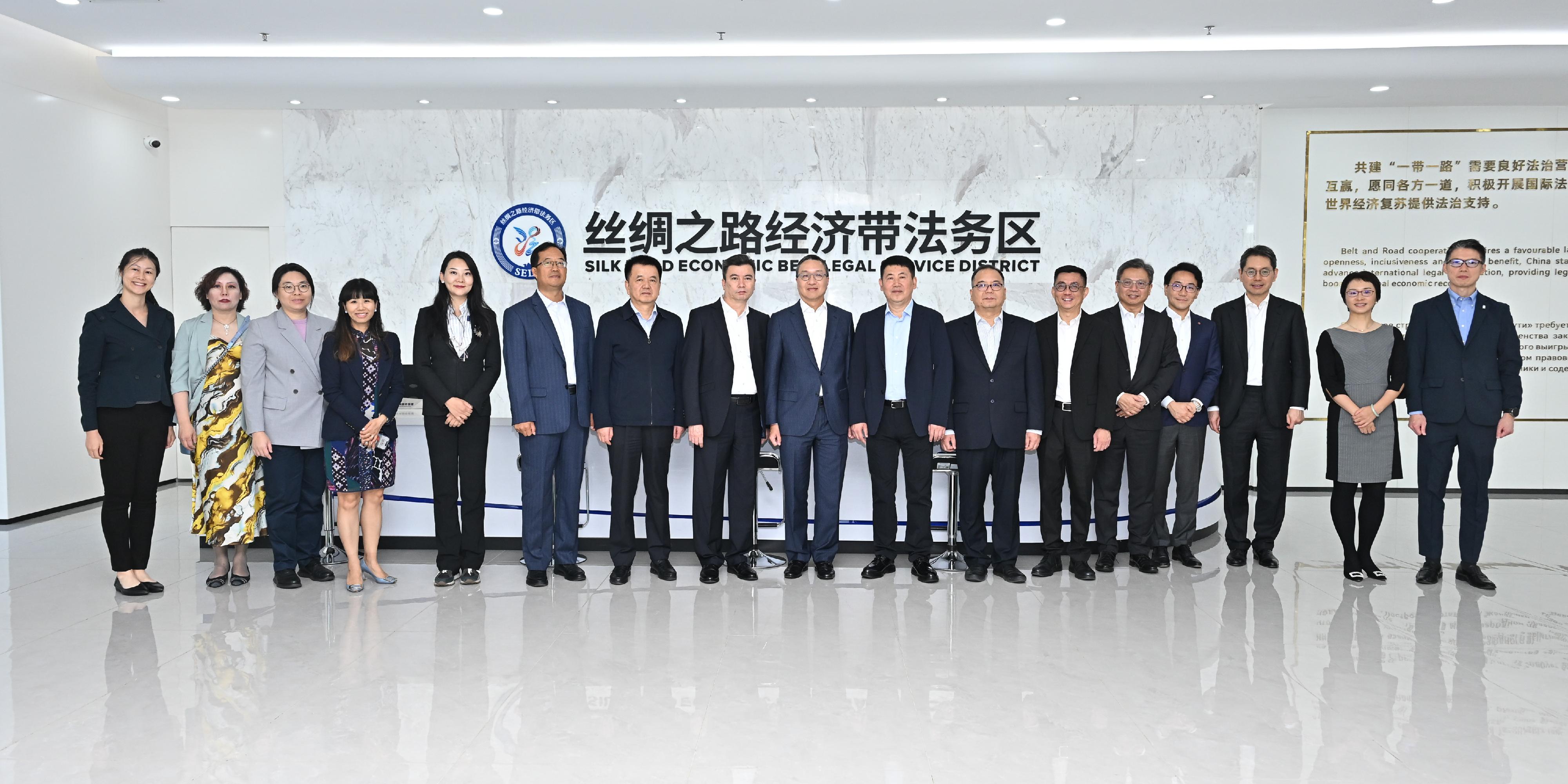 The Secretary for Justice, Mr Paul Lam, SC, leading a cross-professional delegation visited Urumqi, Xinjiang on September 12. Photo shows Mr Lam (centre) and the delegation members with local officials after visiting the Silk Road Economic Belt Legal Service District.
