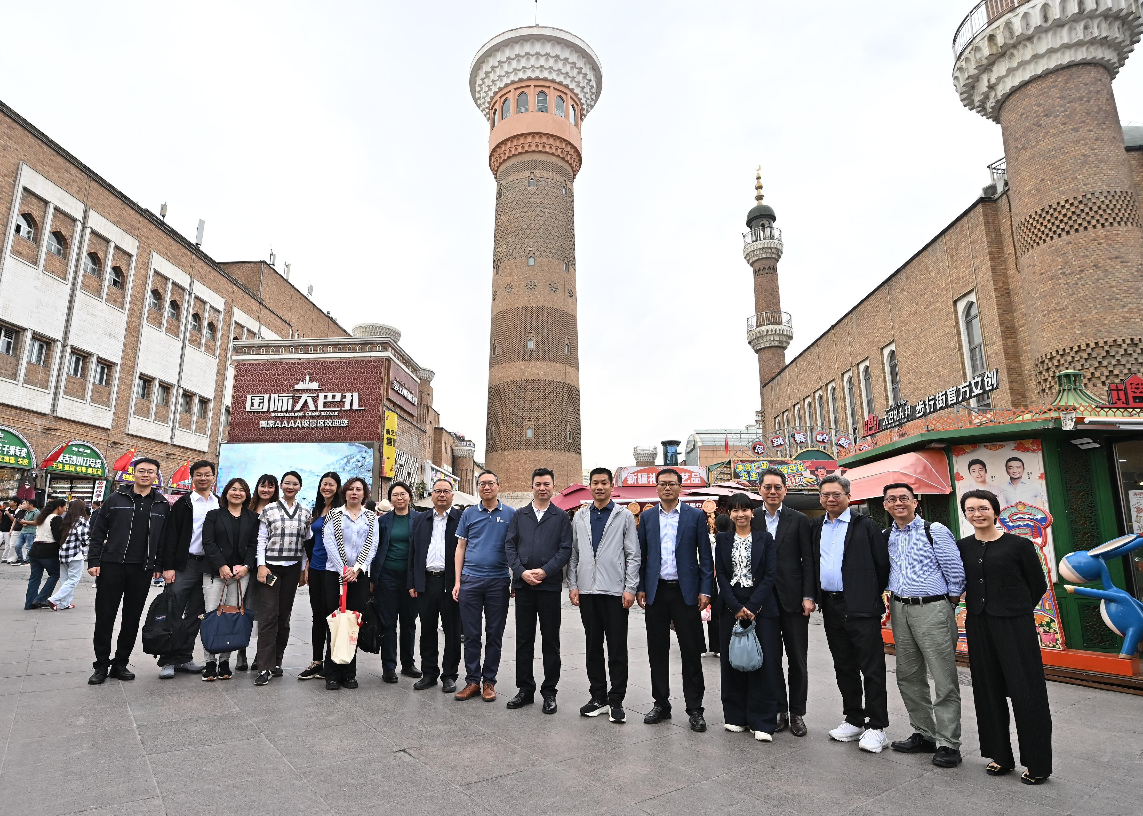 The Secretary for Justice, Mr Paul Lam, SC, leading a cross-professional delegation to visit Urumqi, Xinjiang today (September 13). Photo shows Mr Lam (ninth right) with the delegation at the Xinjiang International Grand Bazaar.

