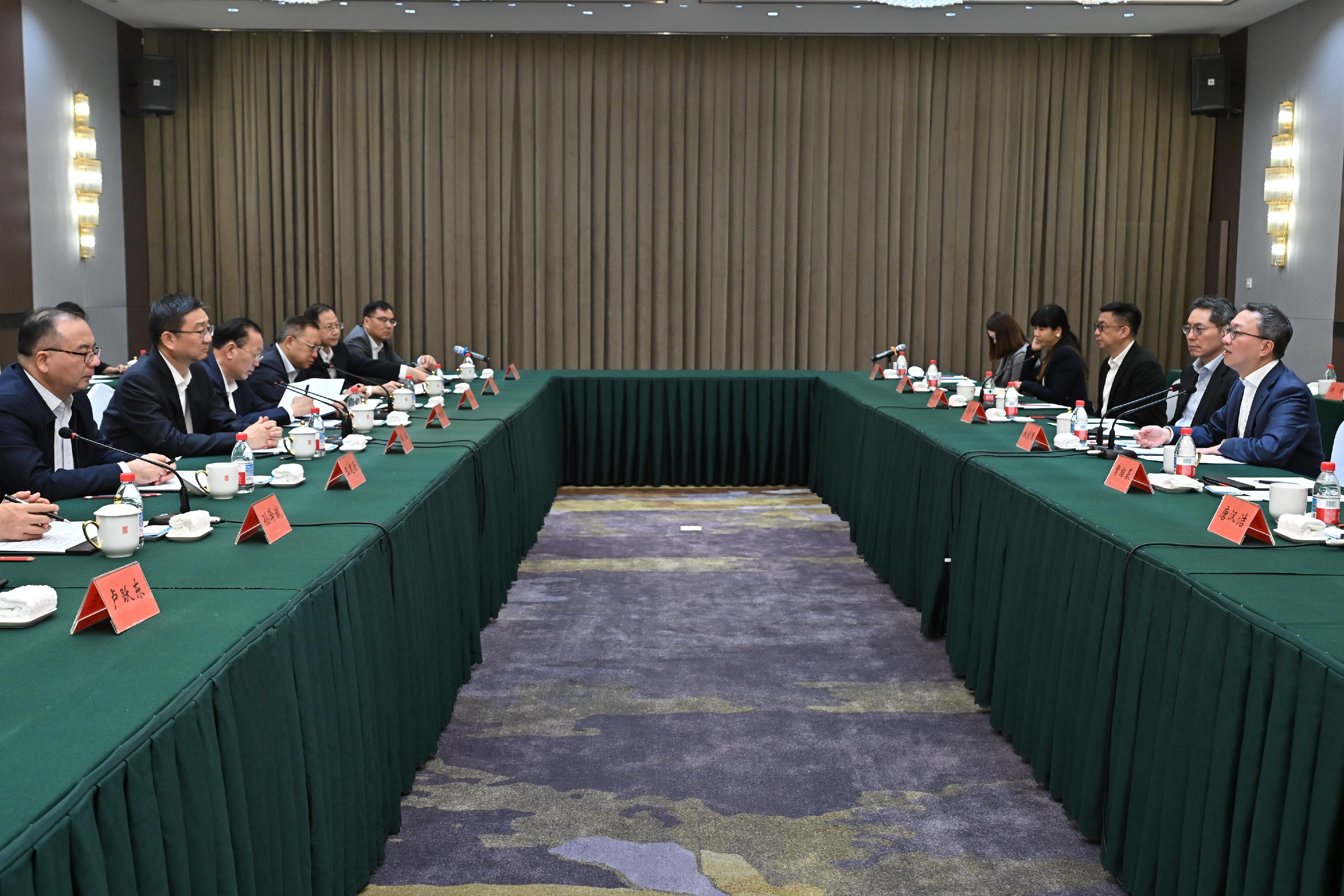 The Secretary for Justice, Mr Paul Lam, SC, leading a cross-professional delegation, visited Urumqi, Xinjiang today (September 13). Photo shows Mr Lam (first right) meeting with Vice Chairman of the Xinjiang Uyghur Autonomous Region, Deputy Secretary of the Party Committee of the Xinjiang Production and Construction, Mr Xue Bin (second left).
